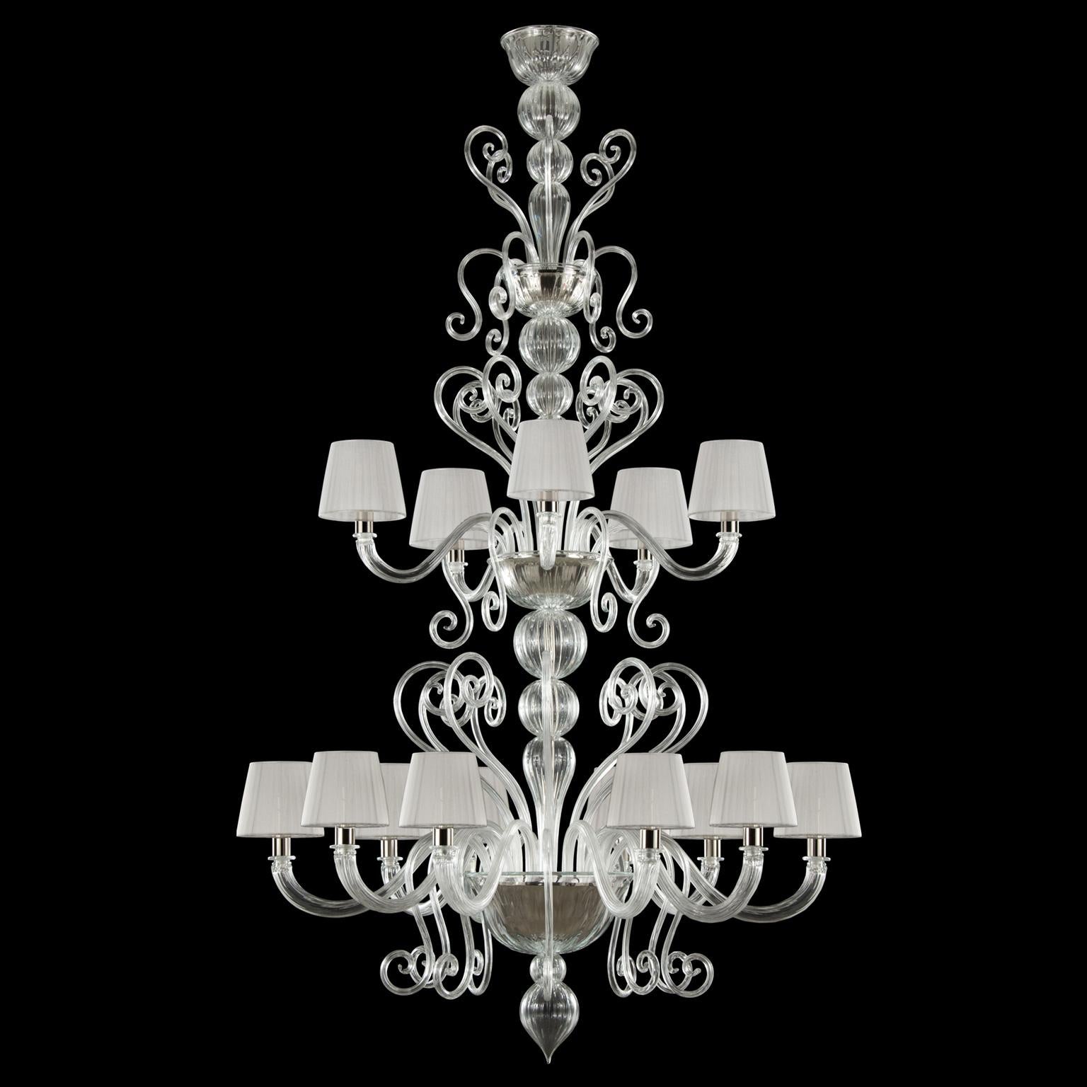 Gatsby chandelier 10+5 lights clear artistic Murano glass, with light grey organza lampshades by Multiforme
The Venetian chandelier Gatsby is the perfect combination of elegant and modern elements. The use of color featuring bright tones, the