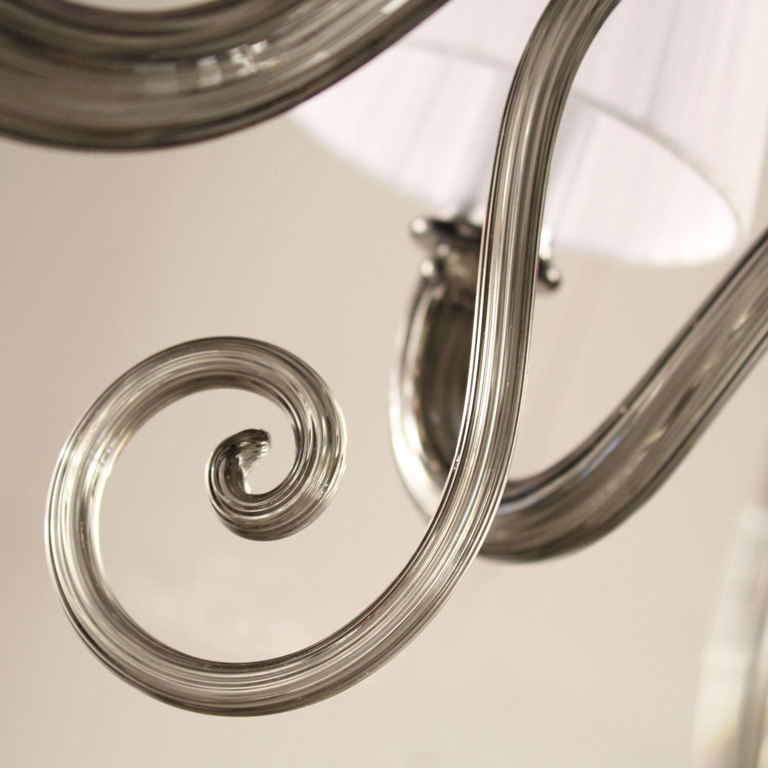 Lampadario Gatsby a 5 luci. Vetro di Murano grigio scuro. Elementi decorativi a ricciolo 