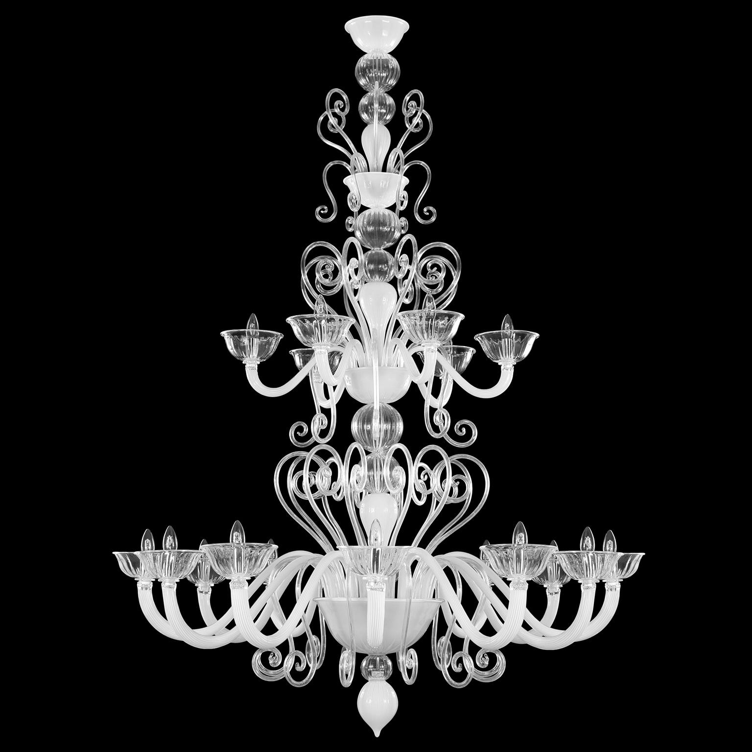 Lampadario Gatsby nudo 12+6 luci in vetro artistico di Murano bianco e trasparente di Multiforme.
Il lampadario veneziano Gatsby è la combinazione perfetta di elementi eleganti e moderni. L'uso del colore con toni accesi, la superficie con