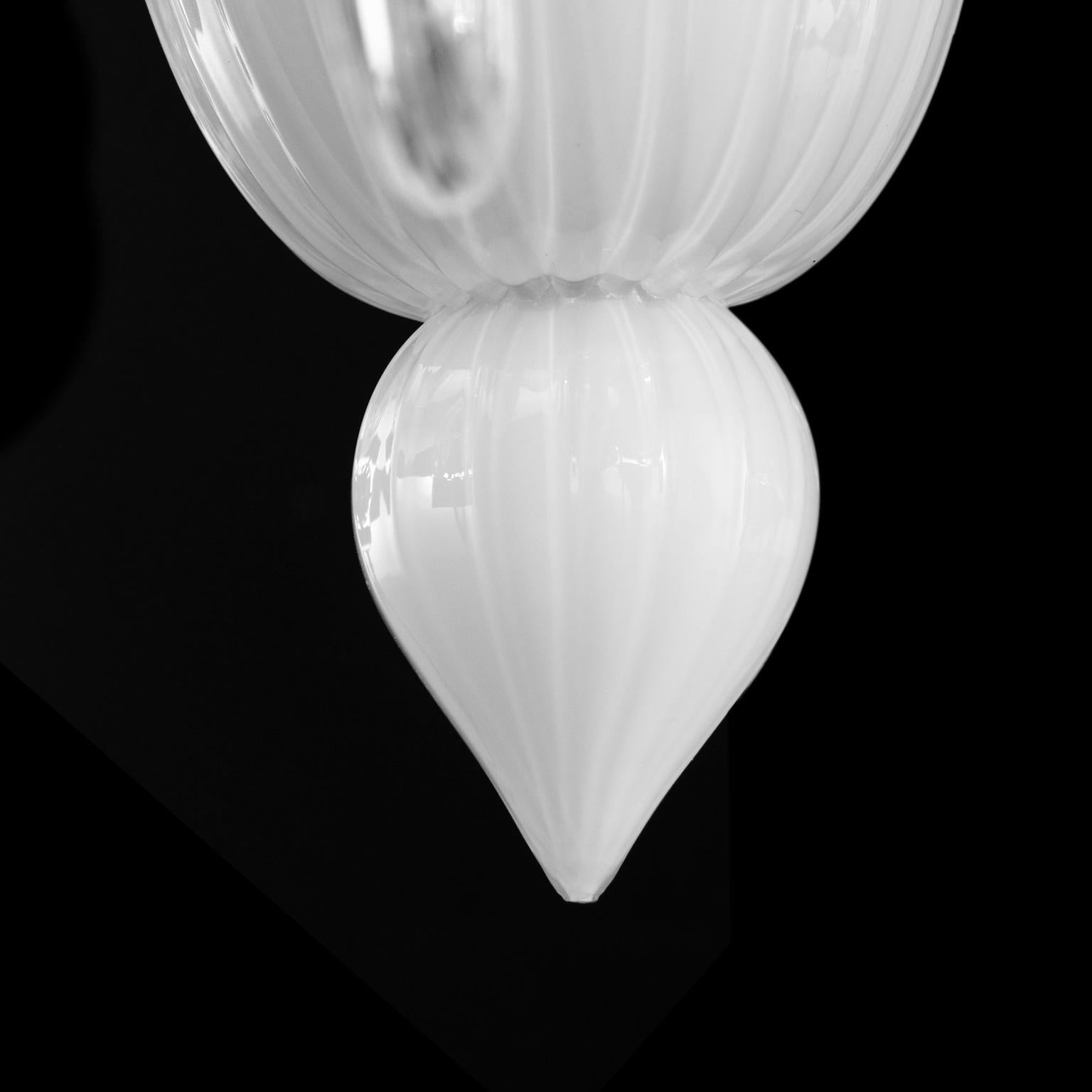 Wandleuchter mit 5 Armen aus weißem Muranoglas, weiße Lampenschirme Gatsby von Multiforme, auf Lager (Italienisch) im Angebot