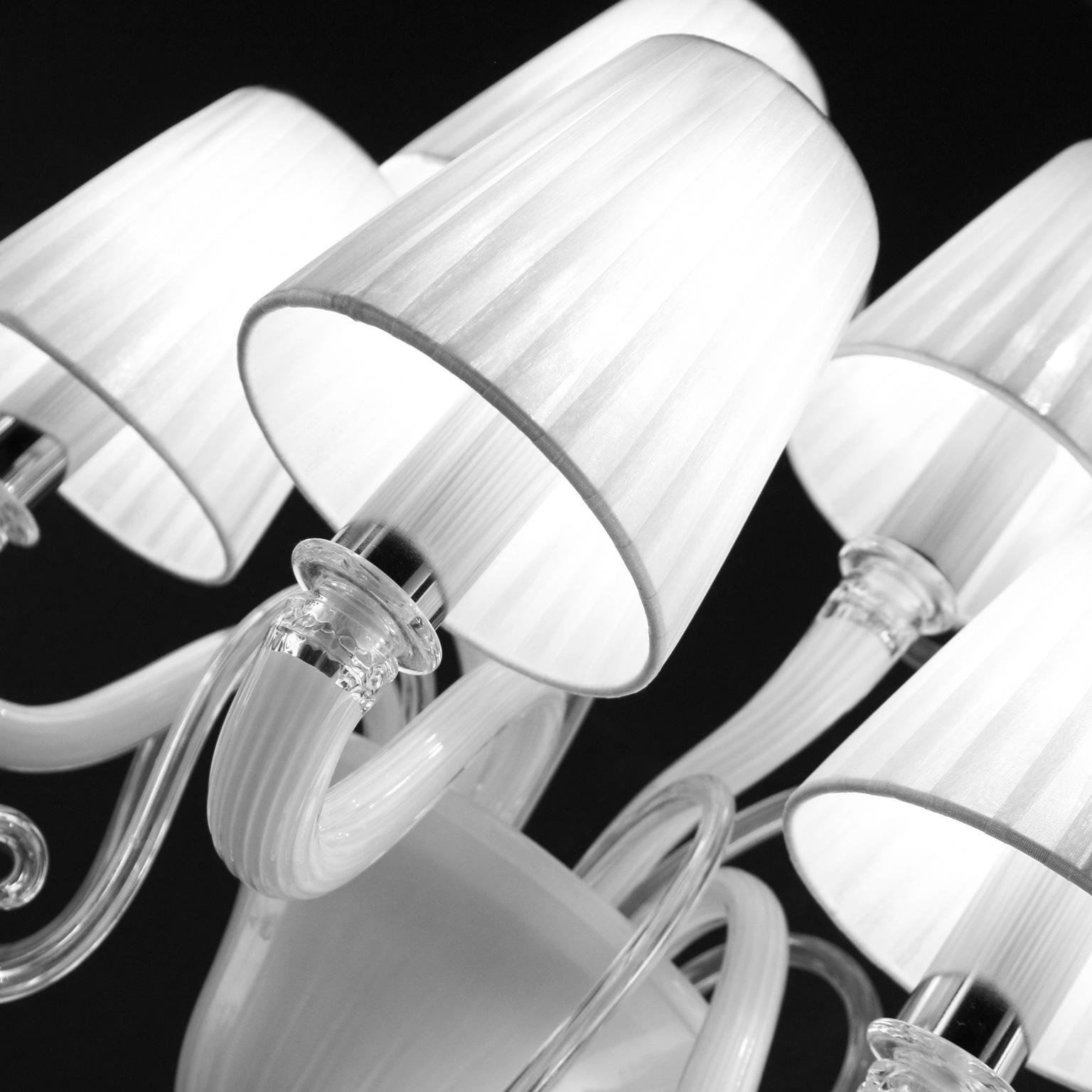 Wandleuchter mit 5 Armen aus weißem Muranoglas, weiße Lampenschirme Gatsby von Multiforme, auf Lager im Zustand „Neu“ im Angebot in Trebaseleghe, IT
