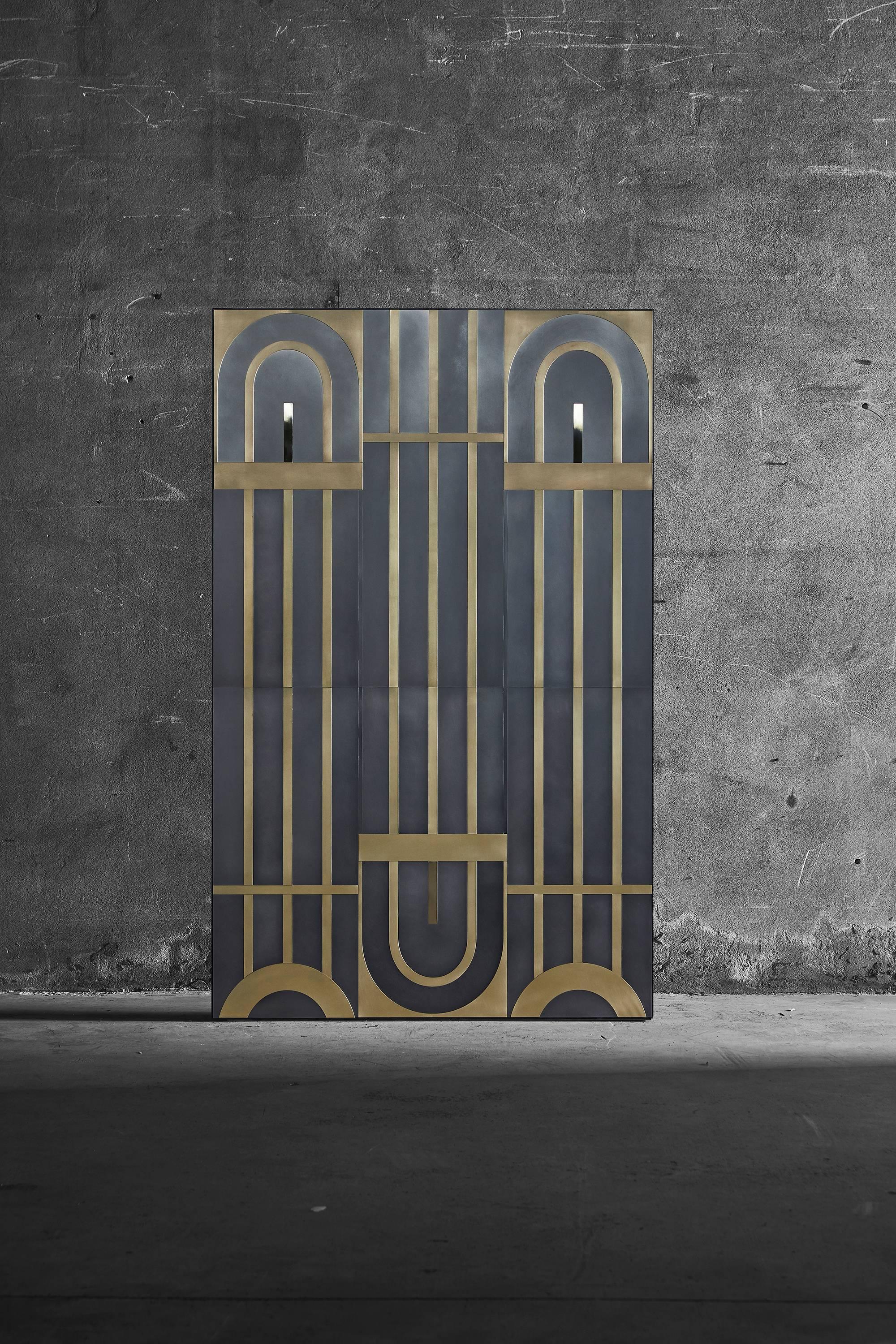 Rivestimento murale Gatsby di Federica Biasi per Mingardo ispirato ai portoni dei palazzi storici della Milano degli anni '30. Un design continuo e adattabile a qualsiasi dimensione, ideale per hotel, boutique e ingressi di grandi dimensioni. I