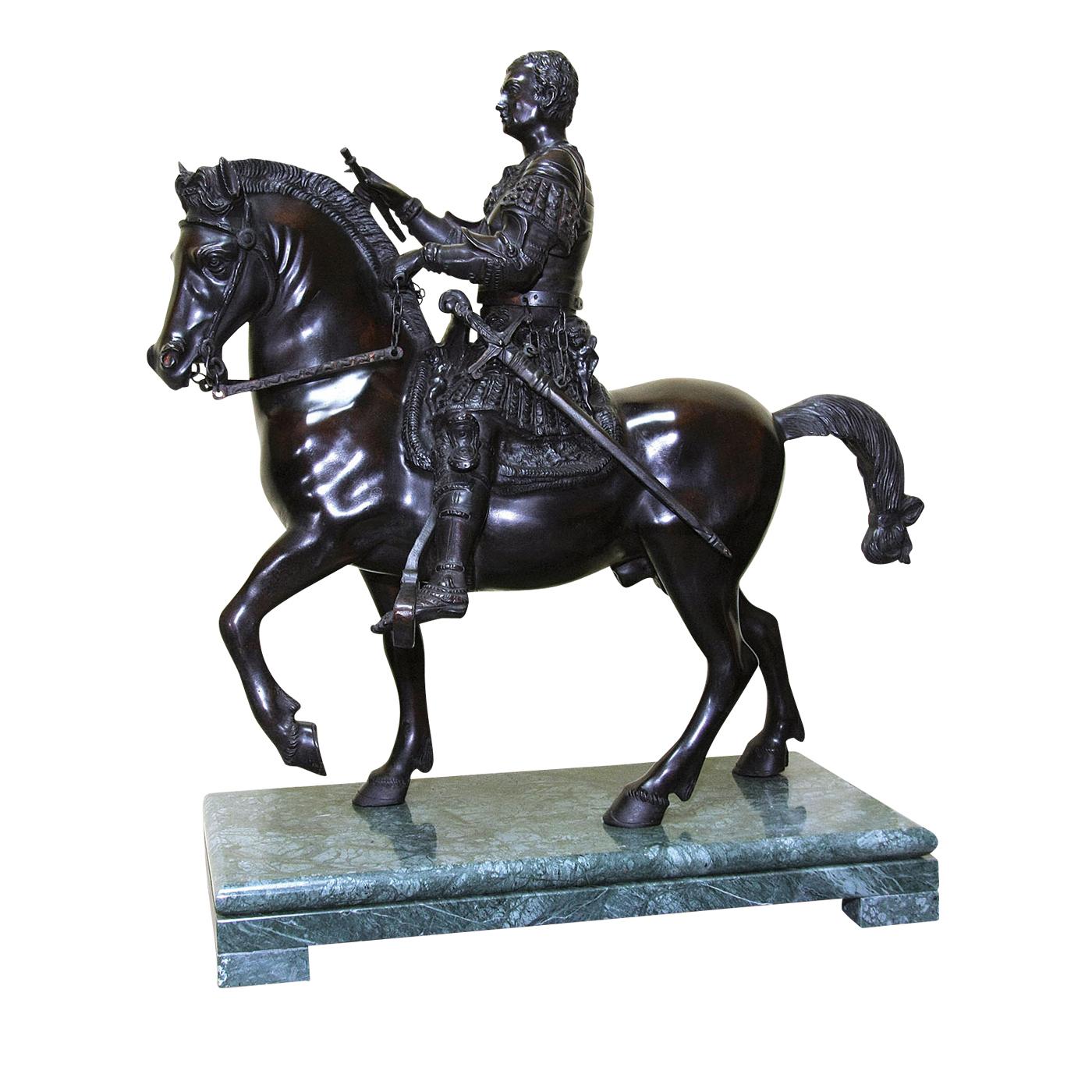 This magnificent statuette in bronze resting on a marble base, is inspired by the equestrian statue of Gattamelata by Donatello, placed in Piazza del Santo in Padua in honor of the warrior Erasmo da Nanni, known as Gattamelata, and his services