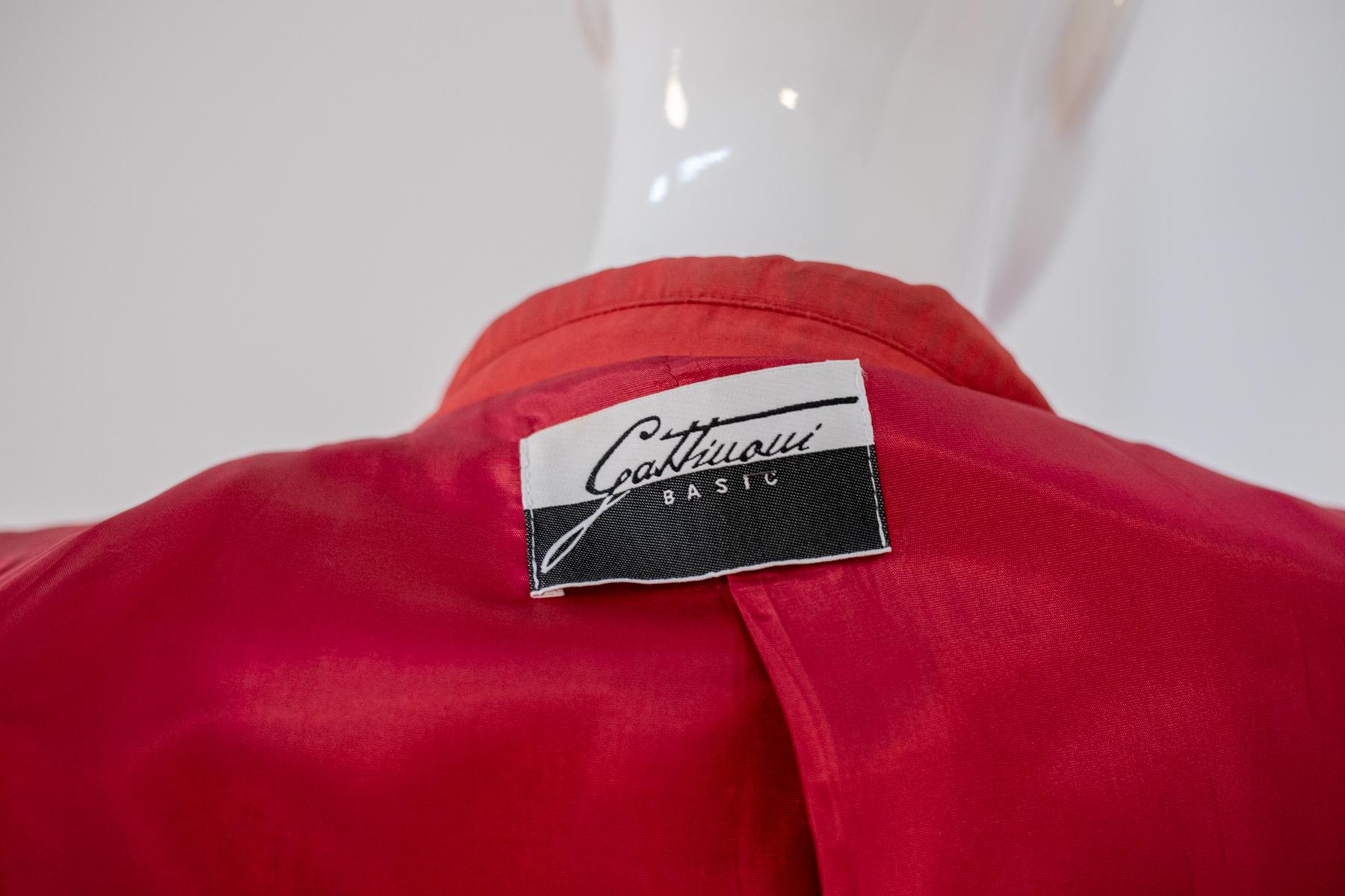 Charming vintage red blazer designed by Gattinoni in the 1980s, made in Italy.
The blazer is totally made of bright red acetate, with short, wide sleeves that allow nice arm movement. The collar has the classic standard stand-up cut, beautiful but