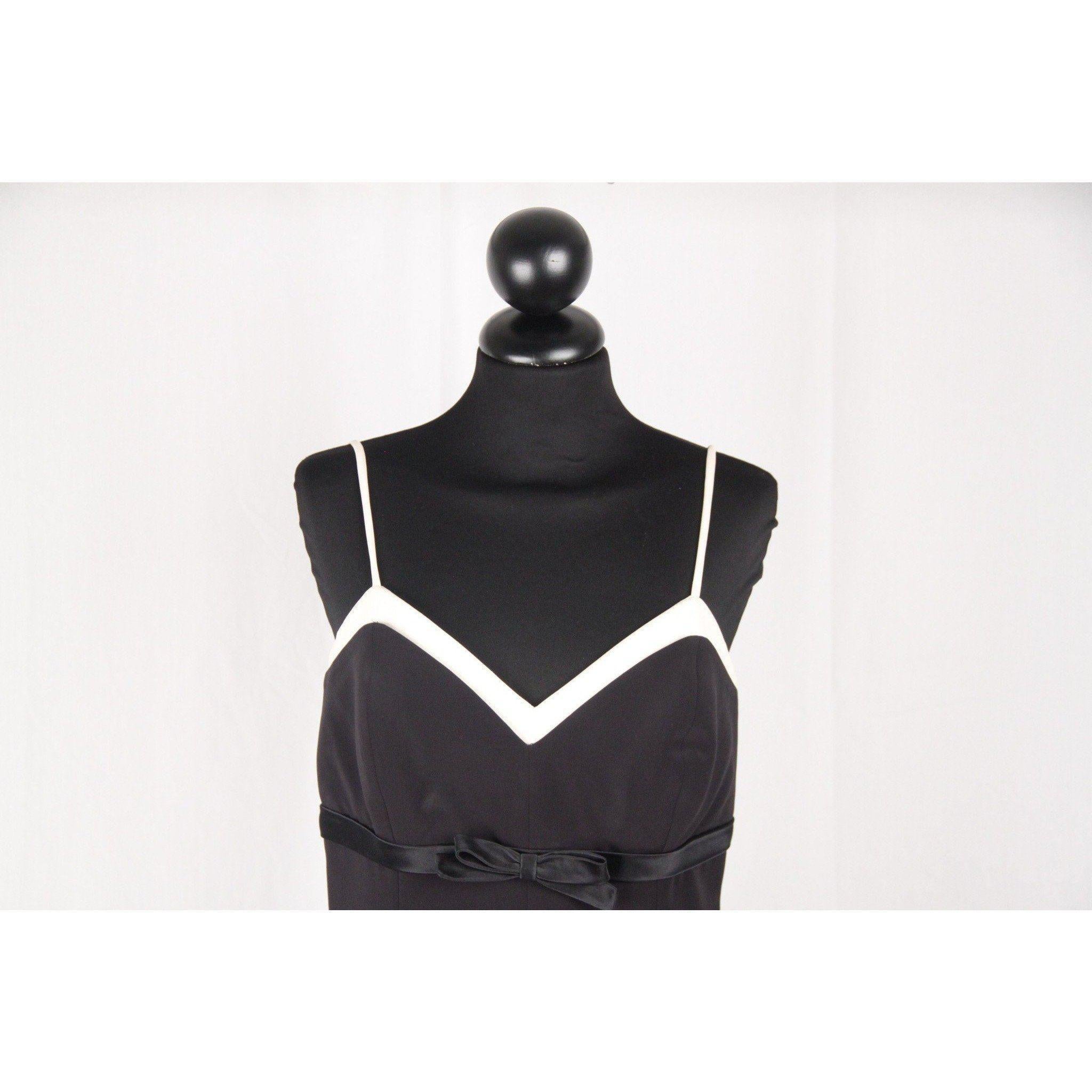 - Composition: 56% acetate, 44% silk - Black & White color - Sleeveless skater design - Spaghetti straps - Sweetheart neckline with bow detailing - Side zip closure - Chiffon skirt with handkerchief hem - Size: 44 IT, 38D, 40 F, 14 GB, 10 USA, 12 J