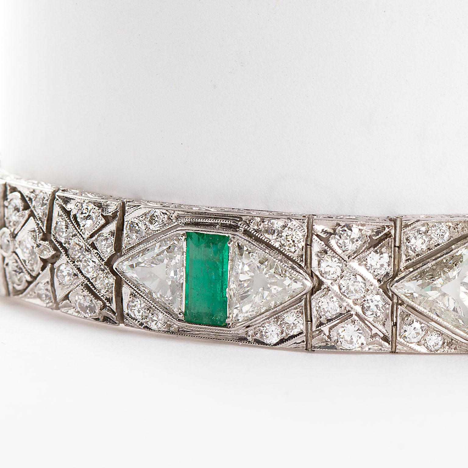 Gattle Art Deco Colombian Emerald Diamond Bracelet In Good Condition In Lakewood, NJ