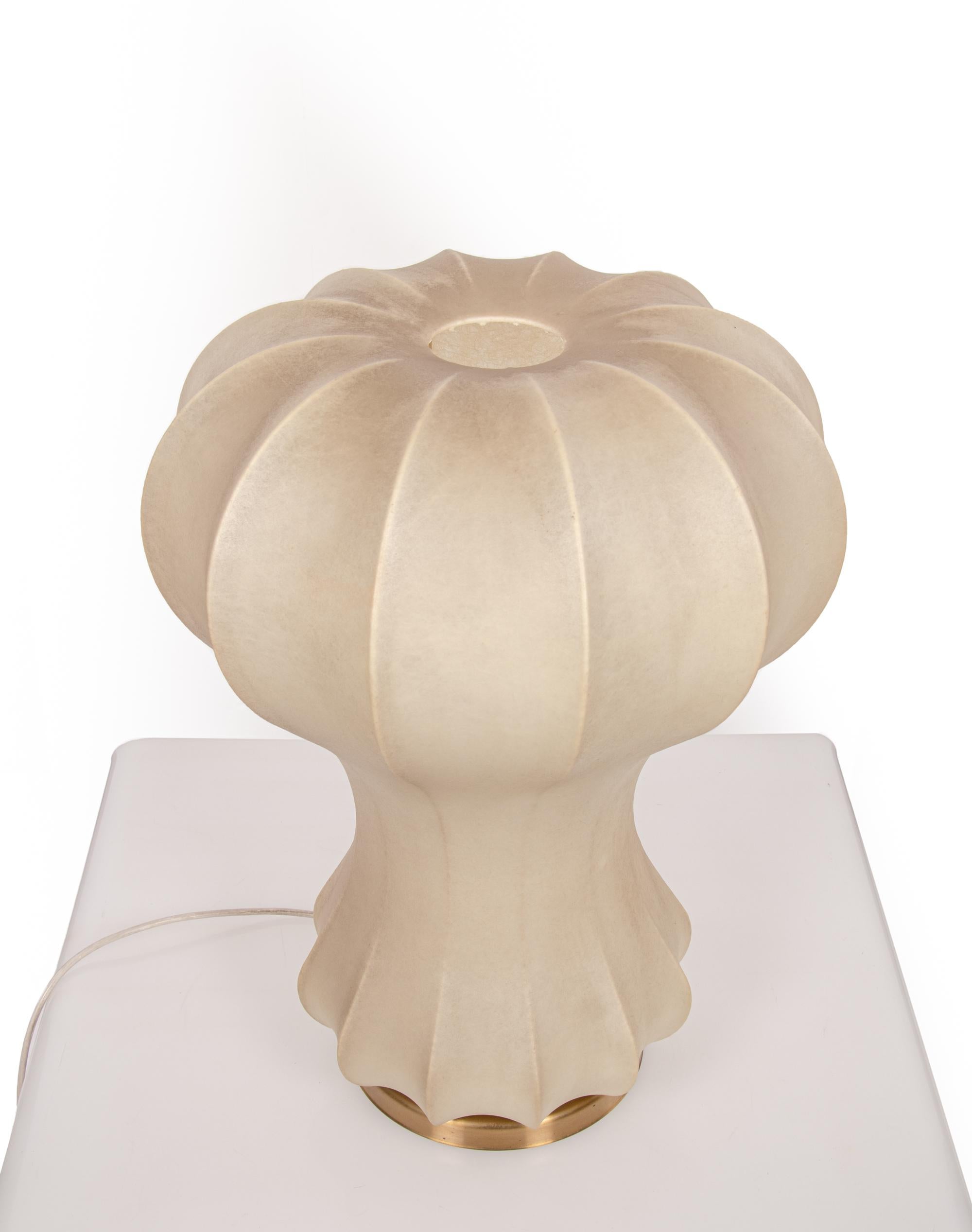 Lampe de table cocon 'Gatto' conçue par Achille et Pier Giacomo Castiglioni. La lampe est fabriquée à partir d'un polymère unique pulvérisé sur un cadre métallique, pour donner un effet de cocon. 

Dimensions : hauteur 22.8
