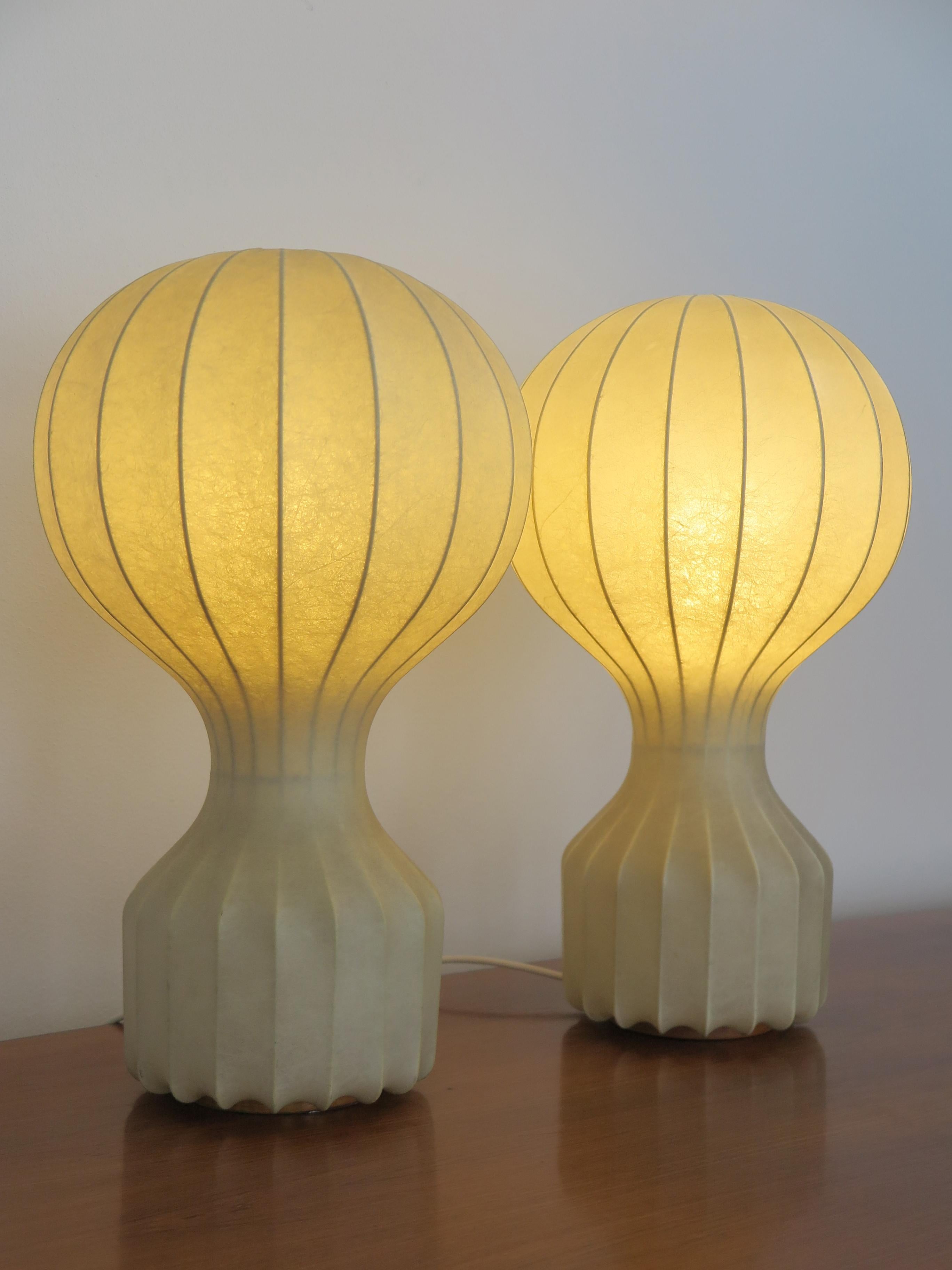 Ensemble de deux lampes de table italiennes iconiques de style moderne du milieu du siècle dernier, modèle 