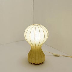 "Gatto" lampe de table italienne en forme de cocon par Achille & Pier Giacomo Castiglioni pour Flos