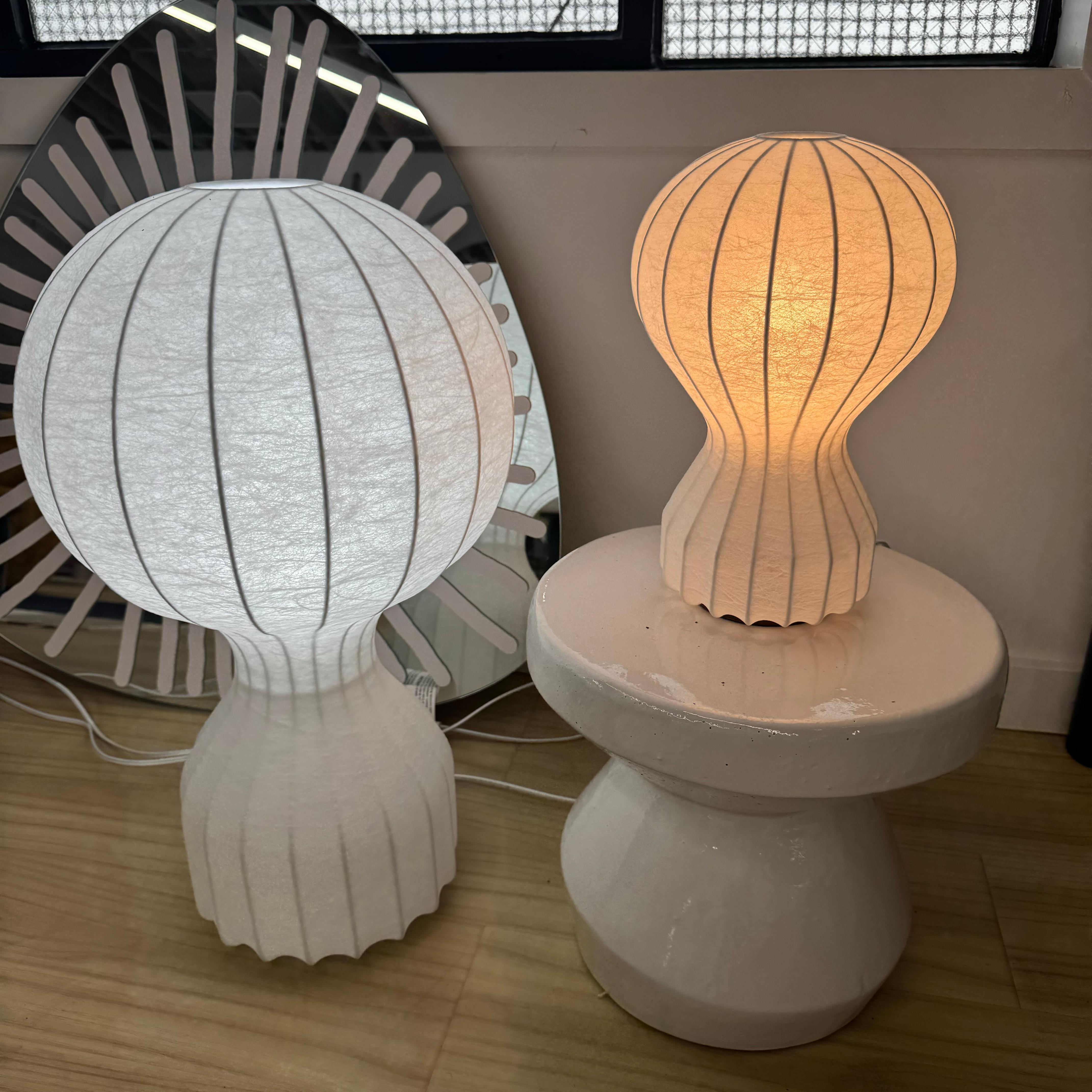 Gatto
Designed by Achille and Pier Giacomo Castiglioni, 1960
Lampada da tavolo a luce diffusa. La struttura interna in acciaio verniciato a polvere di colore bianco è stata spruzzata con un'esclusiva resina 