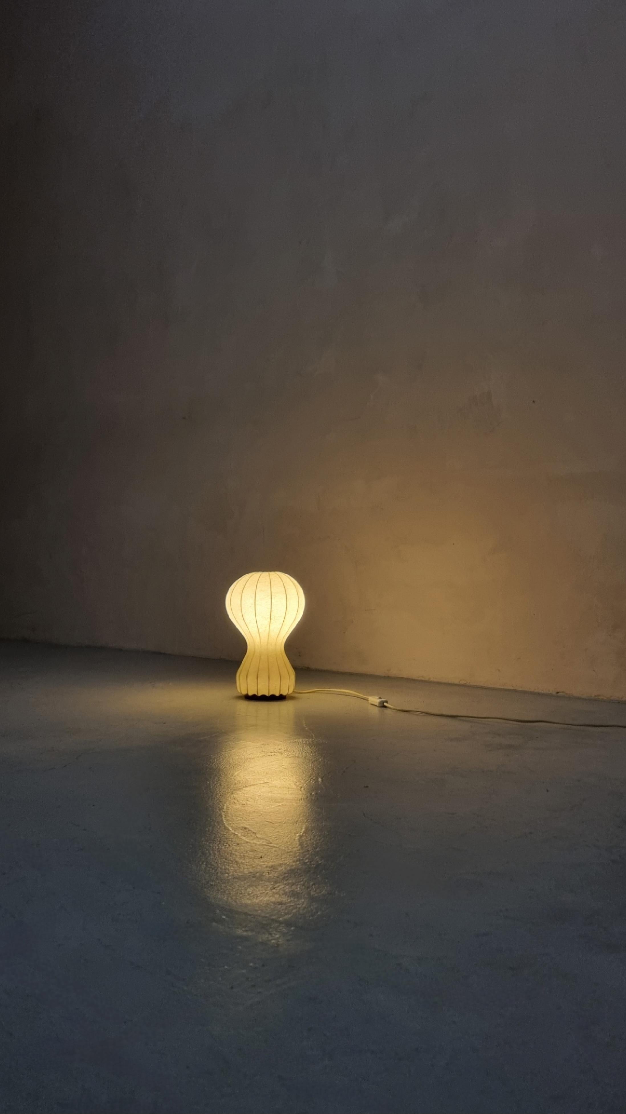Lampada da tavolo Gatto disegnata da Achille e Pier Giacomo Castiglioni per Flos, 1960.

Struttura interna in acciaio verniciato bianco, spruzzato con resina speciale a bozzolo, prima produzione in eccellenti condizioni, .
Pezzo originale degli anni