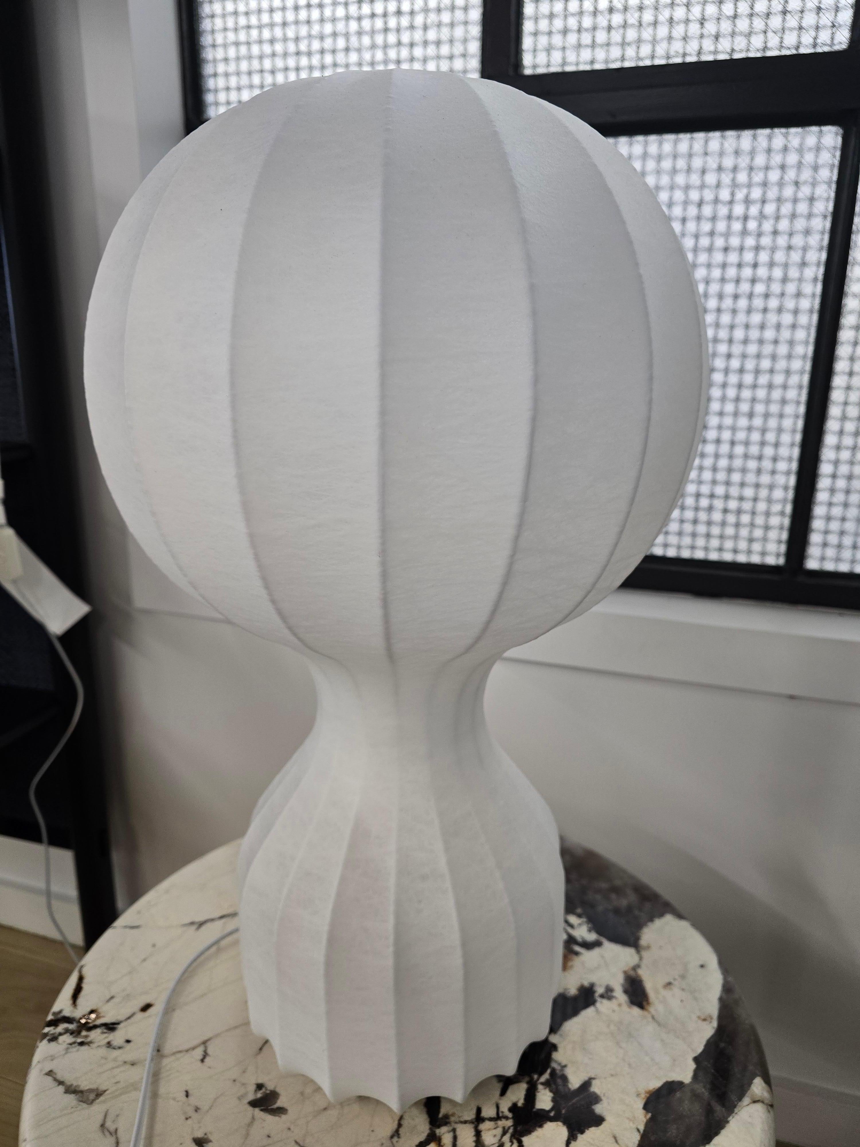 Gatto
Conçu par Achille et Pier Giacomo Castiglioni, 1960
Lampe à poser offrant une lumière diffuse. La structure interne en acier revêtue de poudre blanche est pulvérisée d'une résine 