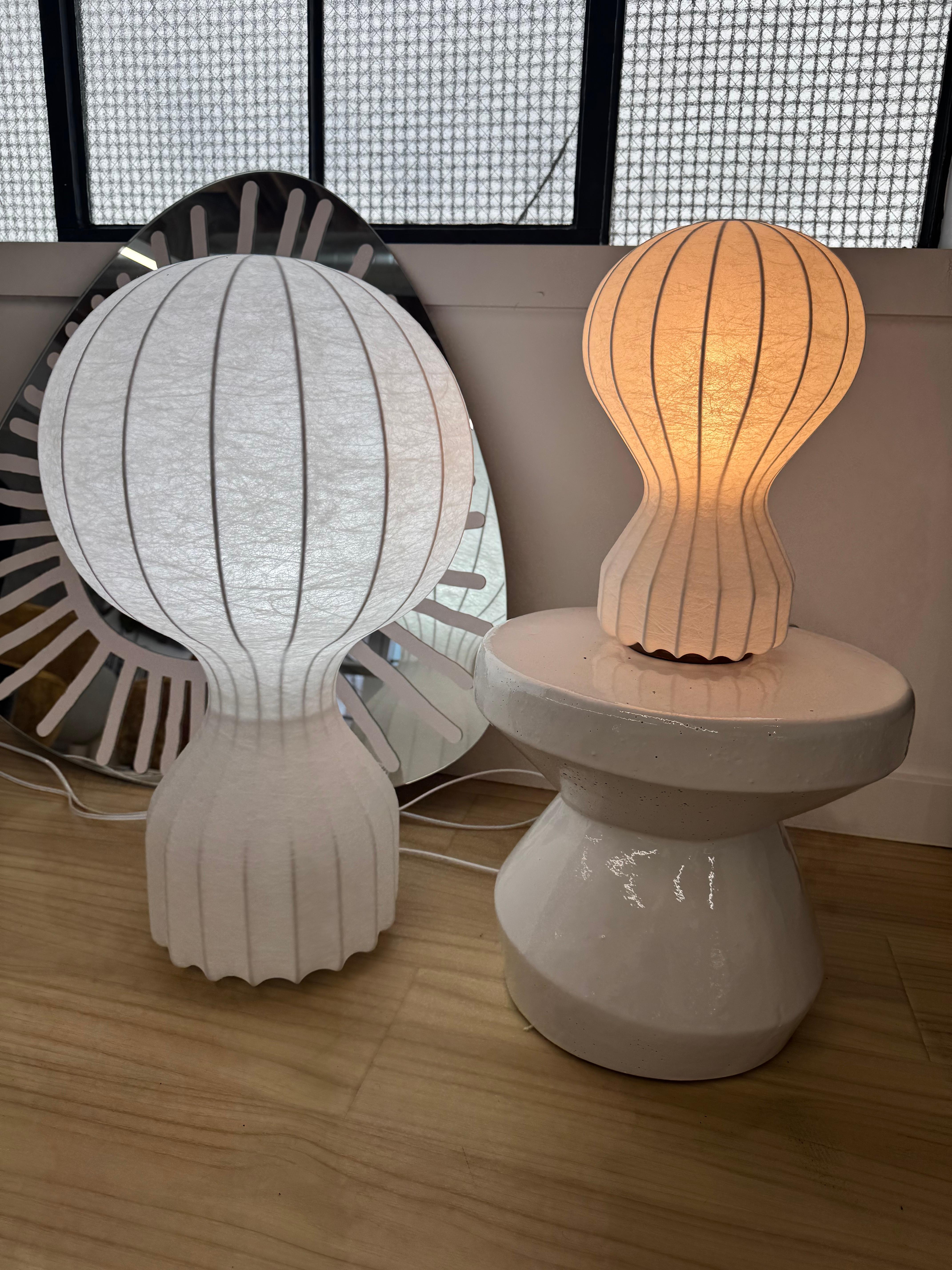 Gatto
Designed by Achille and Pier Giacomo Castiglioni, 1960
Lampada da tavolo a luce diffusa. La struttura interna in acciaio verniciato a polvere di colore bianco è stata spruzzata con un'esclusiva resina 