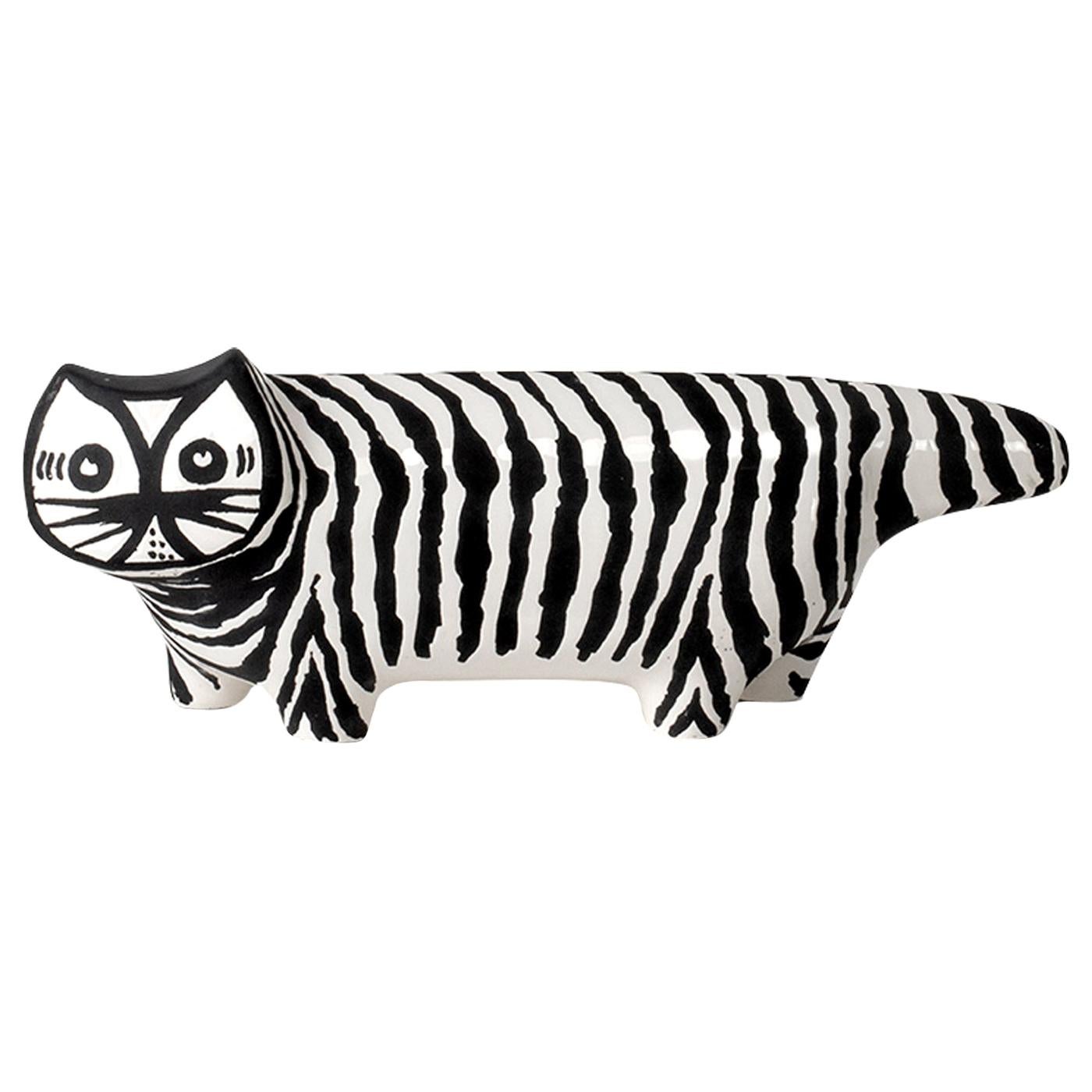 Cette sculpture saisissante en forme de chat en peau de tigre (