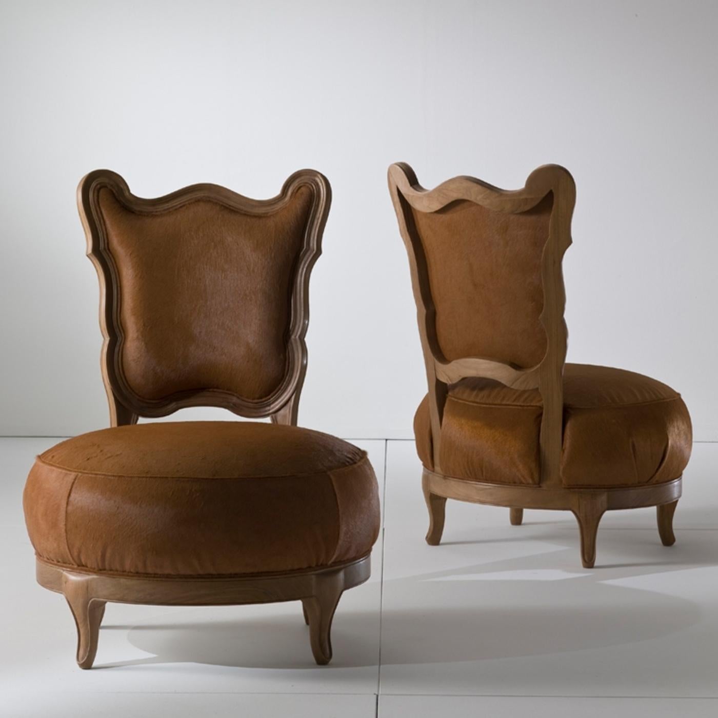 Der elegante und witzige Gattona-Stuhl von Nigel Coates ist für den Lounge-Bereich gedacht. Die runde Form des Sitzes, die durch die Polsterung und das weiche Pferdefell noch verstärkt wird, ist eindeutig von der einer Katze mit ihren weichen Haaren