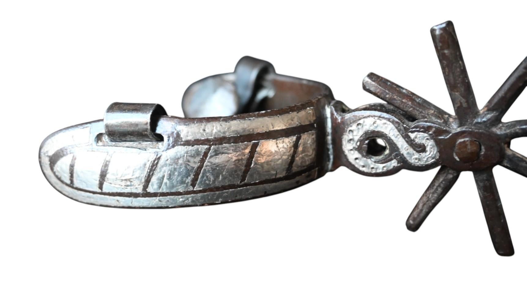 Fino al XVIII secolo Speroni Gaucho - Ferro forgiato a mano e intarsi in argento - Argentina, 18° secolo in vendita