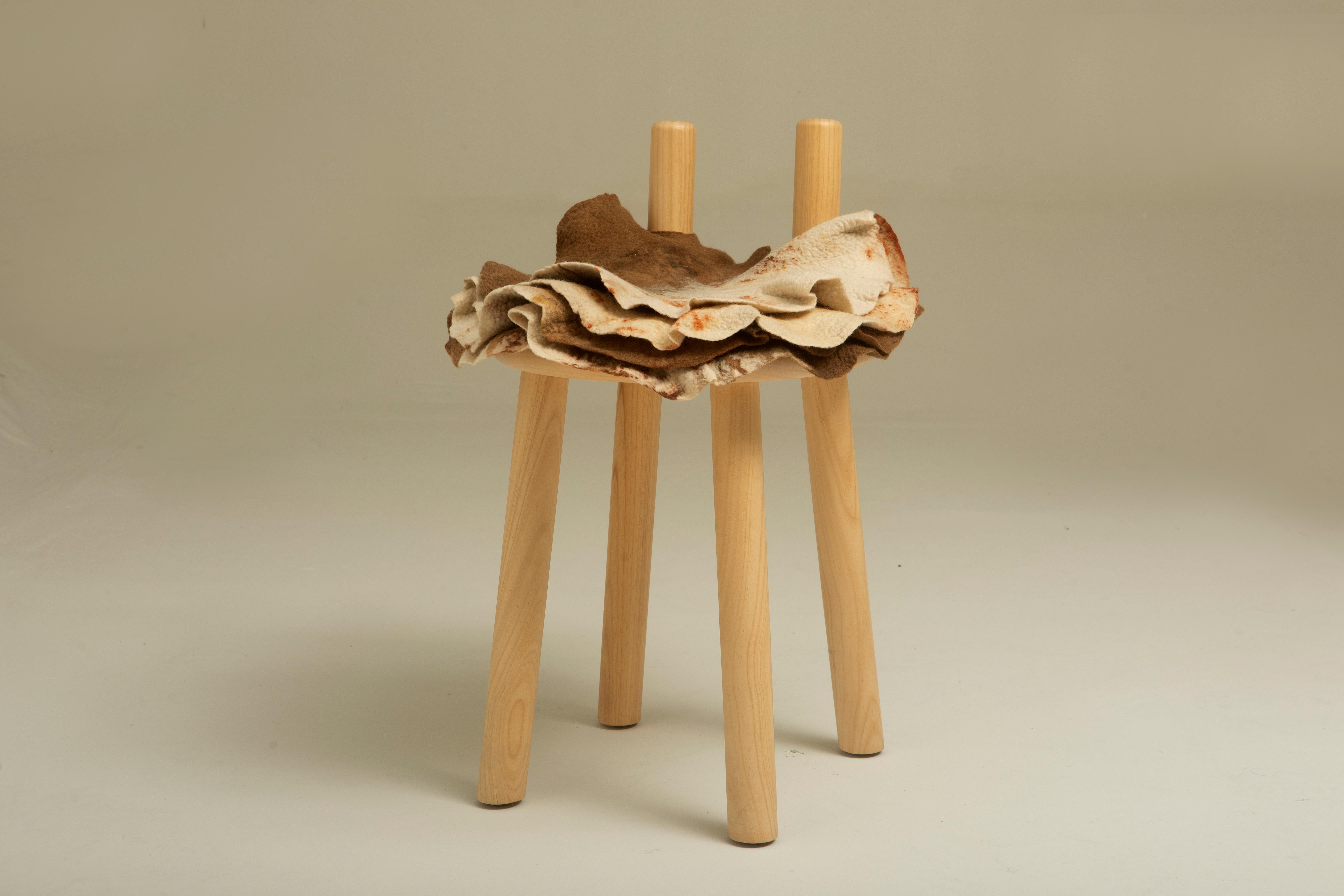 Petite chaise Gaudério en laine et Wood par Inês Schertel, Brésil, 2020

Le matériau principal d'Ines Schertel est la laine de mouton. En tant que praticienne du Slow Design, l'artiste adopte une approche holistique de la conception textile,