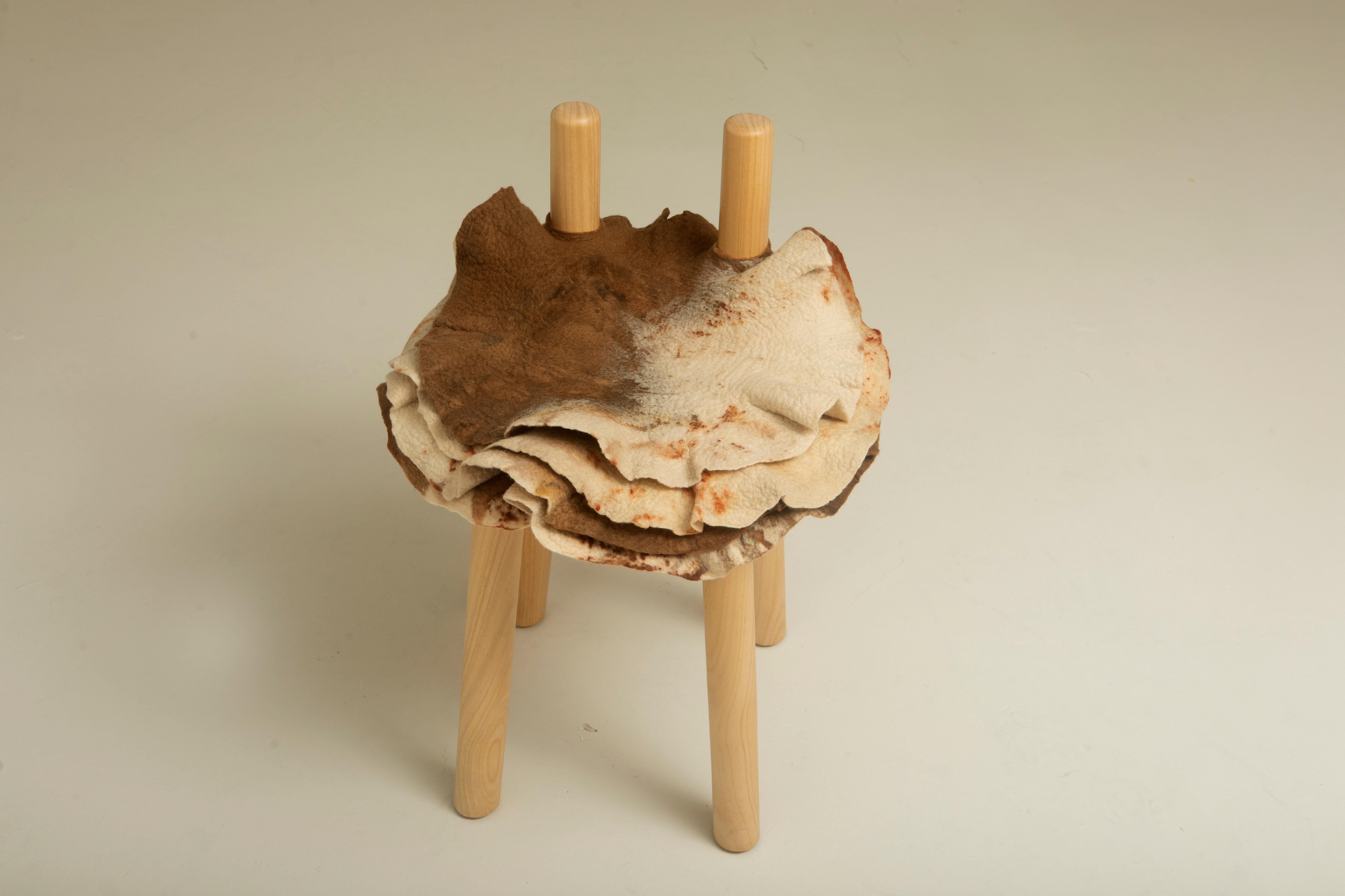 Brésilien Petite chaise Gaudério en laine et Wood par Inês Schertel, Brésil, 2020 en vente