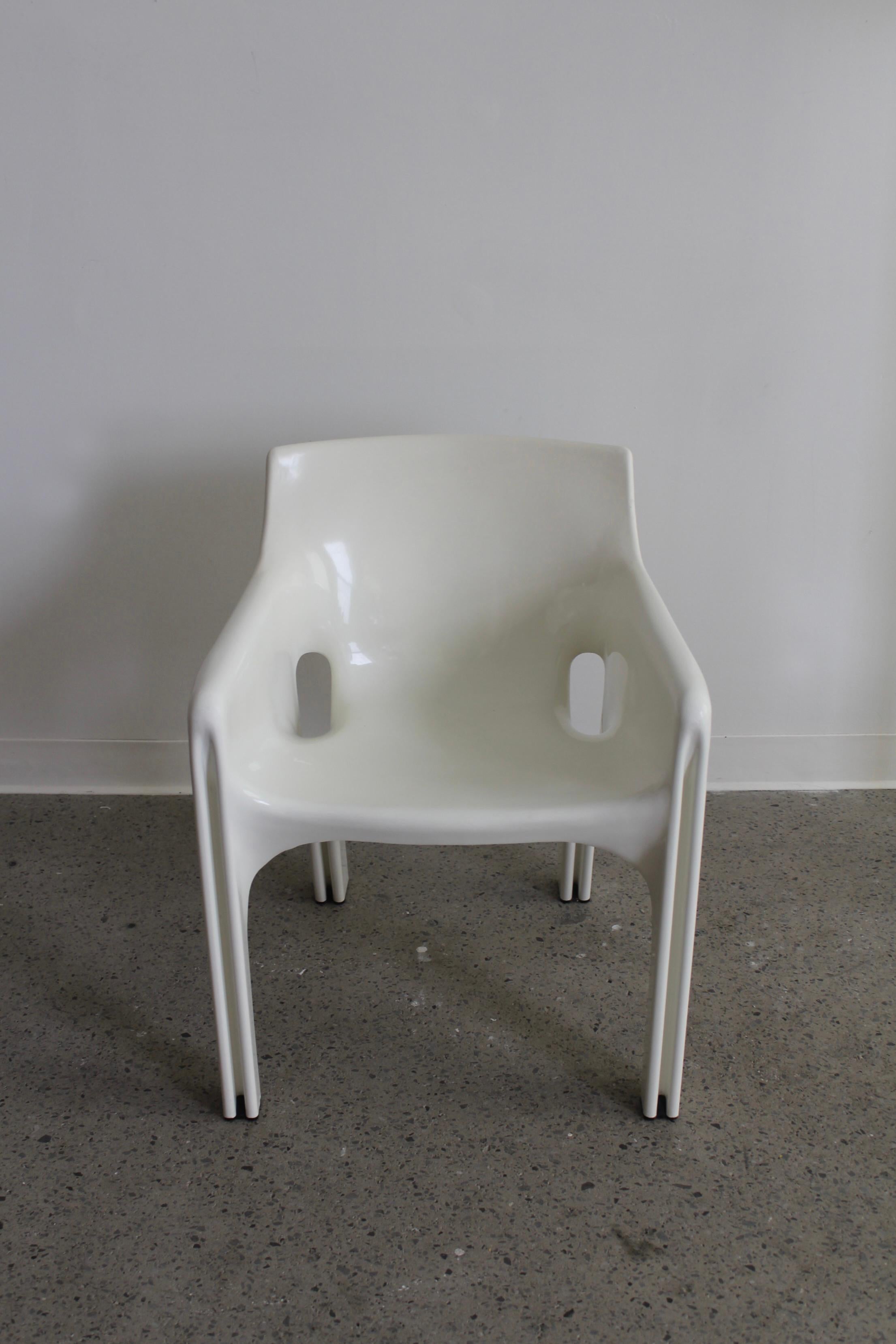 Gaudi-Sessel von Vico Magistretti für Artemide, hergestellt in Italien, 1970er Jahre. Der nach dem Architekten Antoni Gaudi benannte Stuhl ist in seiner organischen Linienführung und Form stark von Gaudis Stil beeinflusst. Hergestellt aus geformtem,