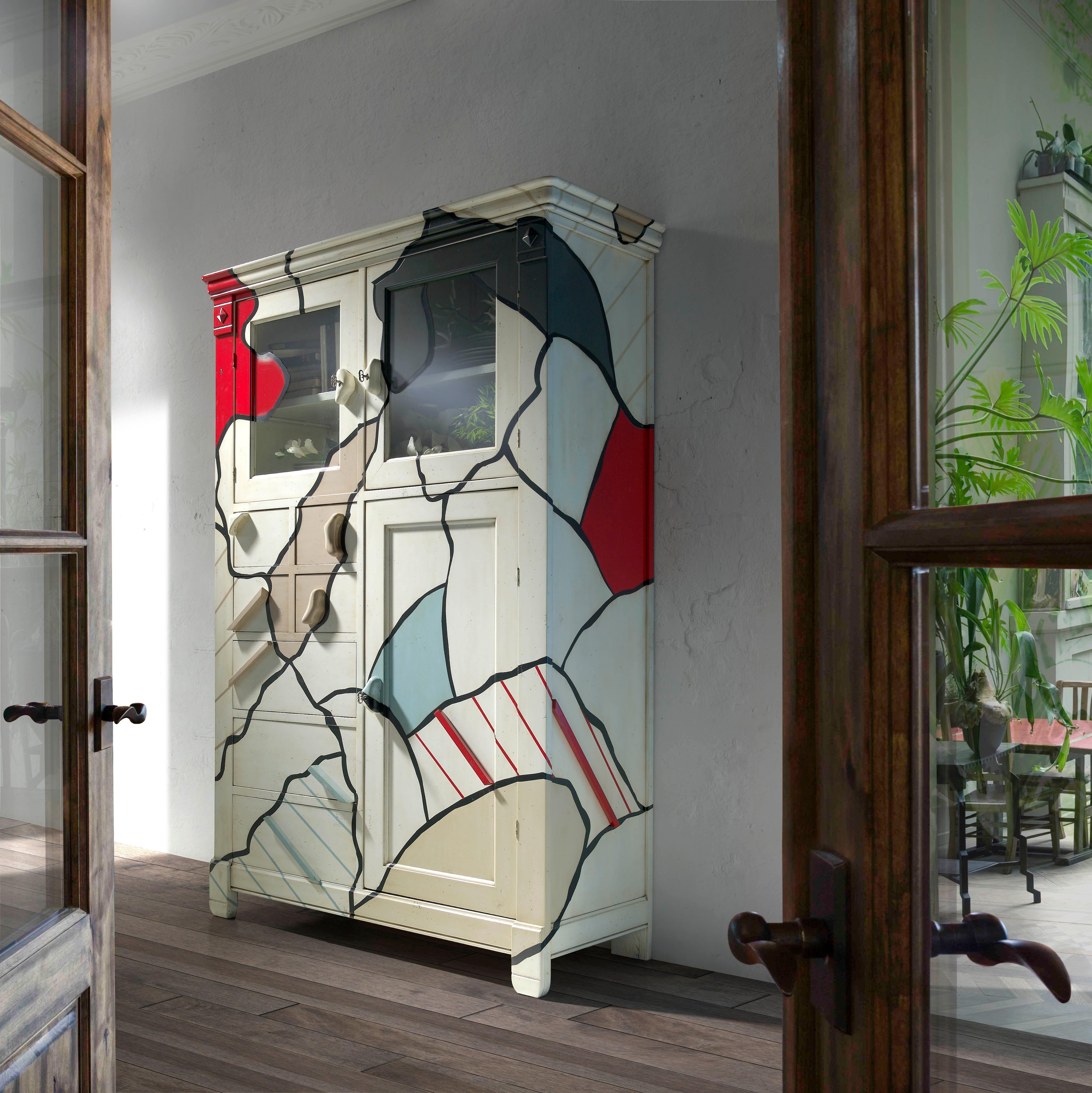 Armoire Gaudi par Lola Glamour
Dimensions : D 53 x L 125 x H 185 cm
MATERIAL : Bois.

Ou comment imprimer une seconde peau à un meuble qui aspire à une nouvelle vie. Un tatouage qui s'étend du nord au sud et d'est en ouest dans une pièce qui respire