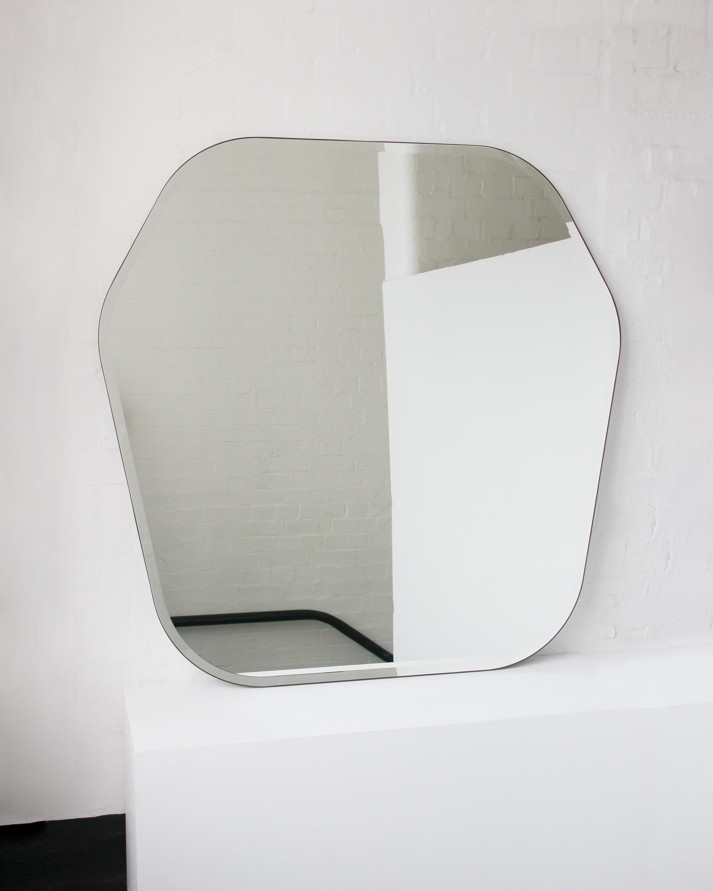 Superbe miroir surmanteau Gaudia™ avec un biseau fait à la main et un cadre minimaliste patiné bronze de forme pentagonale aux coins délicatement arrondis. Fabriqué à la main à Londres, au Royaume-Uni, en laiton massif pur.

Dimensions du miroir :