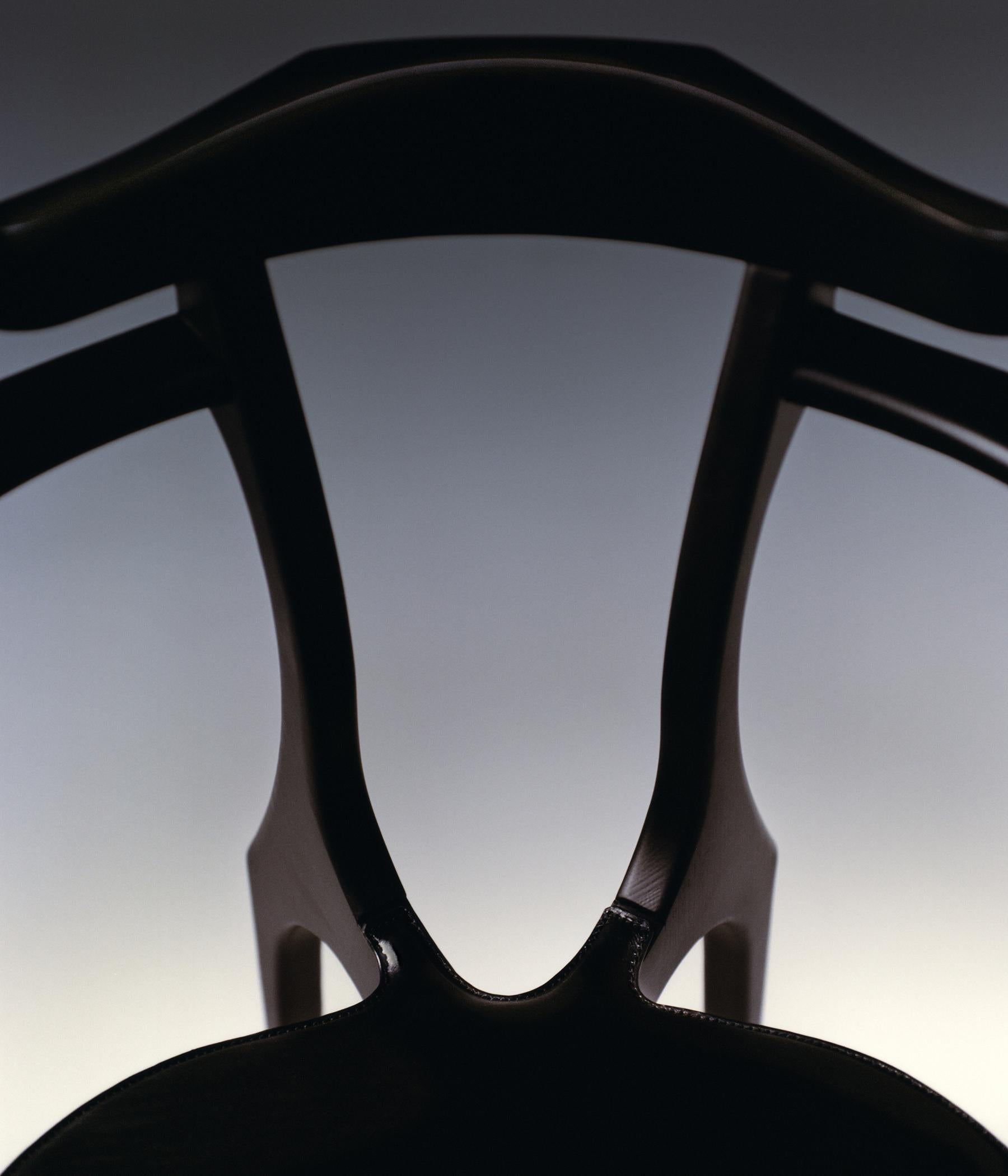 Chaise Gaulino par Oscar Tusquets bois de frêne laqué noir assise en cuir, Espagne en vente 4