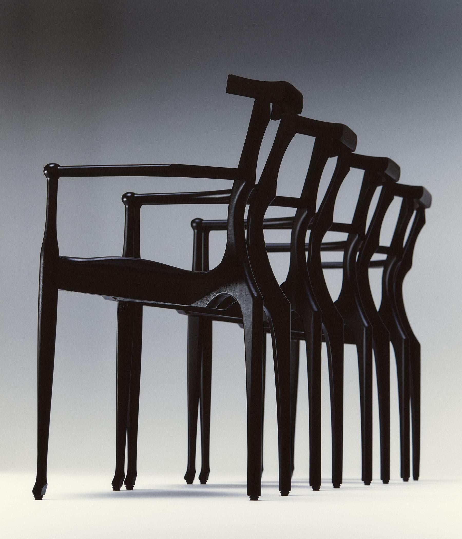 Gaulino-Stuhl von Oscar Tusquets, Sitz aus Eschenholz und schwarzem Lackleder mit Lederfell, Spanien im Angebot 7
