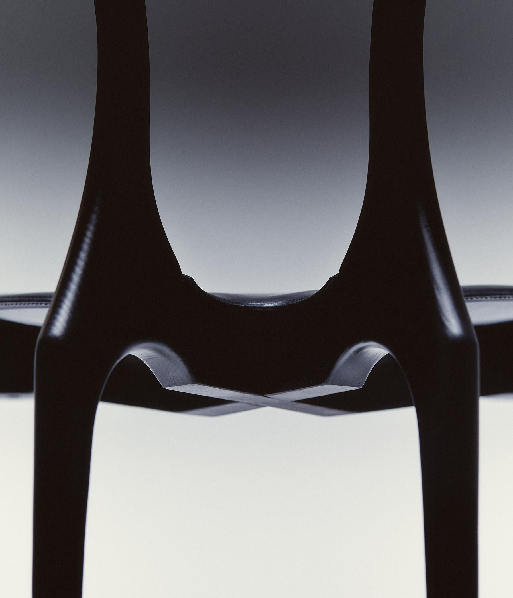 Gaulino-Stuhl von Oscar Tusquets, Sitz aus Eschenholz und schwarzem Lackleder mit Lederfell, Spanien im Angebot 8