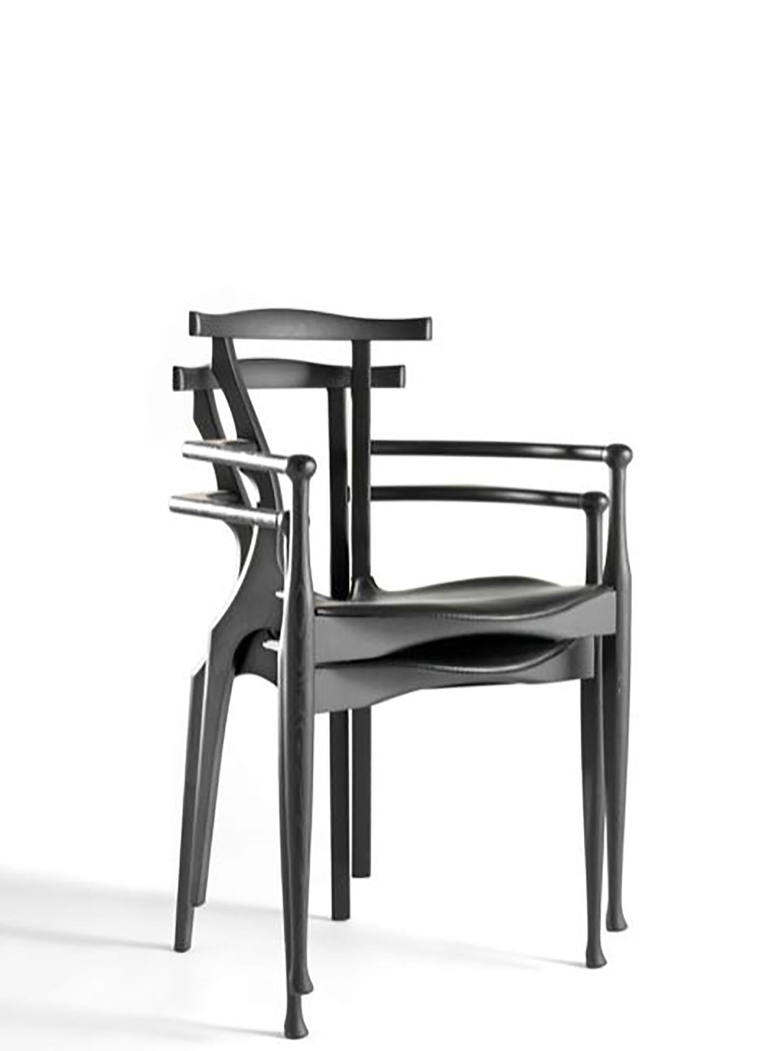 Gaulino-Stuhl, entworfen von Oscar Tusquets Blanca für BD Barcelona. Dies ist eines der großartigen Designs von Oscar Tusquets. Der Stuhl ist aus Holz und Leder gefertigt und hat sich zu einer Figur des spanischen Designs entwickelt. Der Name stammt
