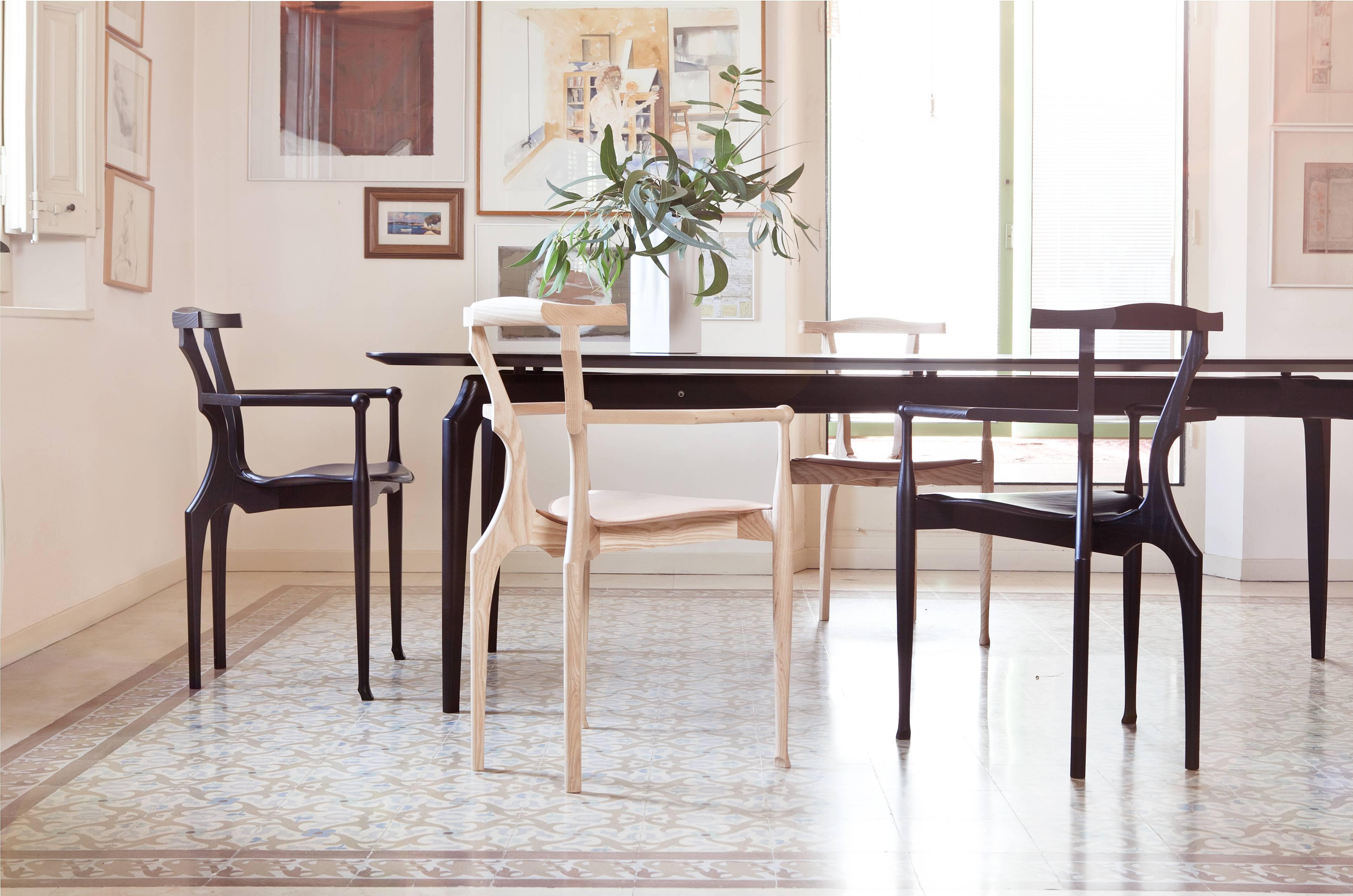 
La chaise Gaulino est l'un des meilleurs designs d'Oscar Tusquets et est devenue une icône du design espagnol. Fabriqué exclusivement à partir de bois et de cuir, le nom provient des influences qui ont inspiré les designers : Antoni Gaudí et Carlo
