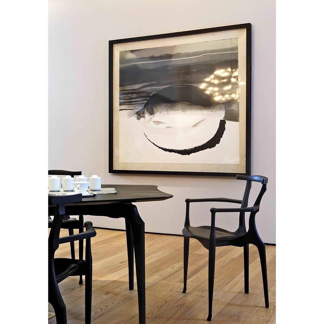 Gaulino-Stuhl von Oscar Tusquets, Sitz aus Eschenholz und schwarzem Lackleder mit Lederfell, Spanien im Angebot 1