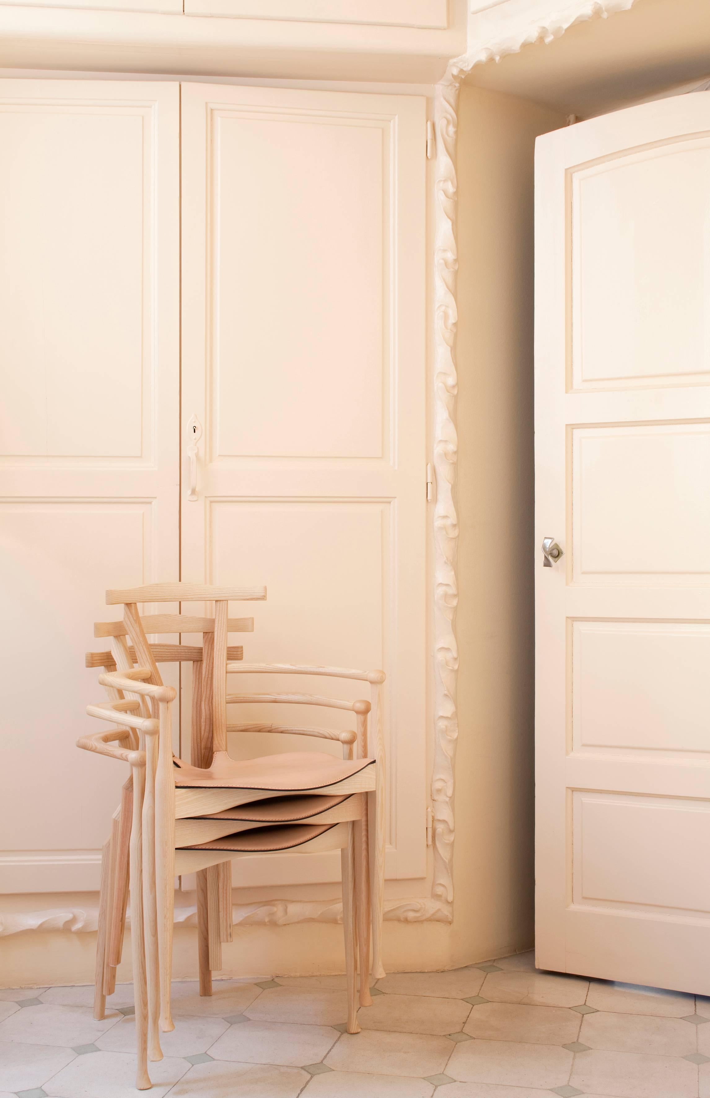 
Der Gaulino-Stuhl ist einer der besten Entwürfe von Oscar Tusquets und hat sich zu einer spanischen Design-Ikone entwickelt. Der Name stammt von den Einflüssen, die die Designer inspiriert haben, und wird ausschließlich aus Holz und Leder