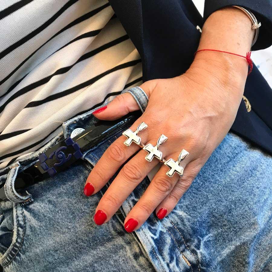 The ring is worn on the three middle fingers. Each ring has a silver cross that will give a rock look to your outfit.
The three finger ring JP GAULTIER is in very good condition. It is silver metal. Each of the fingers having a size of: 56-59-59. It