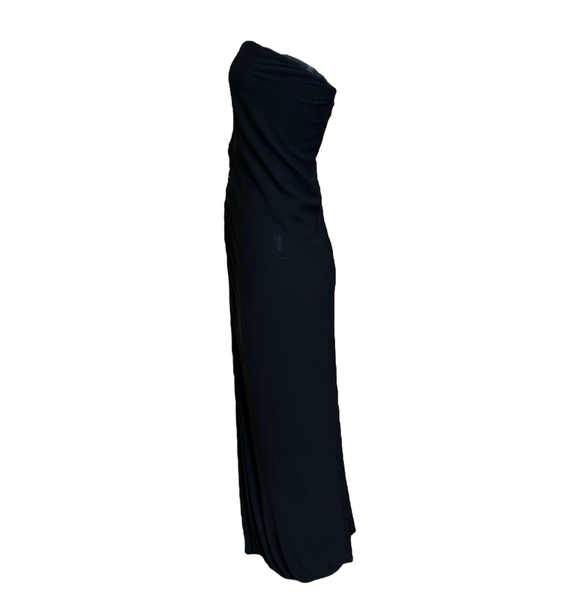 Si CatWoman necesitara un número ceñido para un evento formal en los 90, sería éste. La cantidad perfecta de intriga y serpentina. Hay algo en este vestido, tal vez el precioso fruncido de la trenza frontal o quizá el sofisticado plisado drapeado,