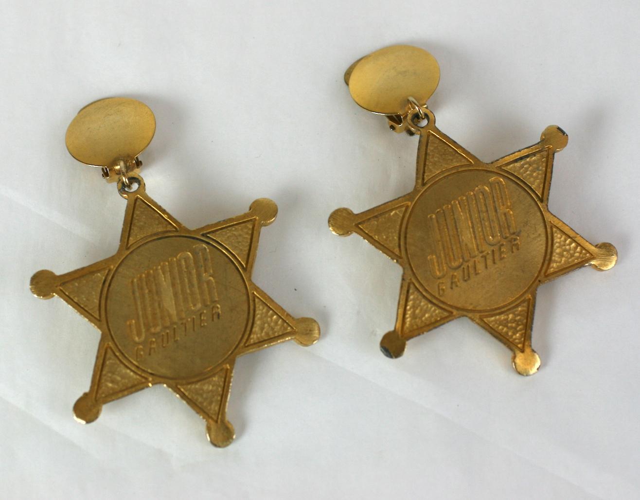 Große vergoldete Logo-Sheriff-Badge-Ohrringe von Gaultier Junior mit Clipverschluss. Frankreich 1990er Jahre. 