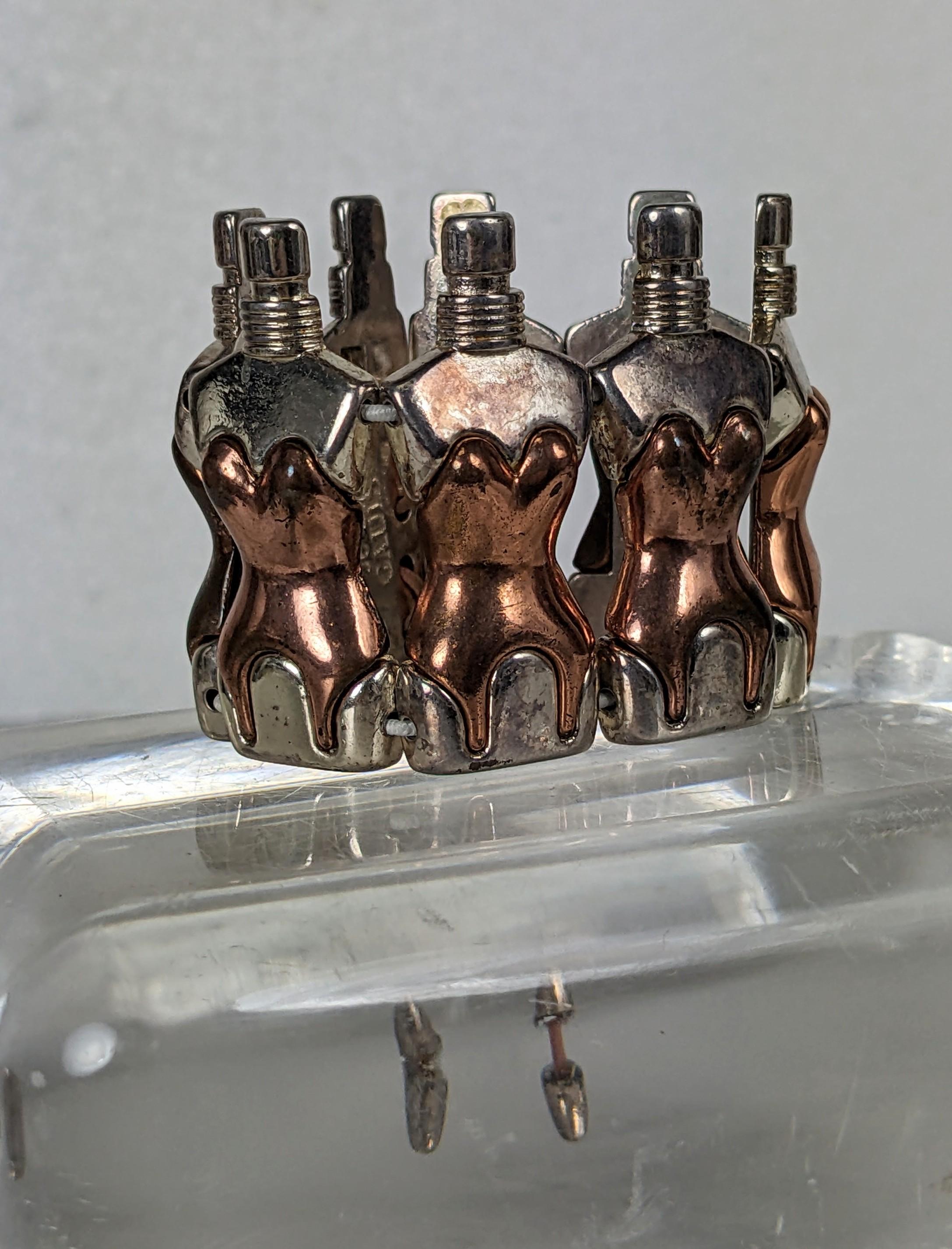 Ikonischer Gaultier Torso Stretch Armreif aus den 1980er Jahren, hergestellt für Gaultier Parfums. Torso und Korsettglieder aus Silber und Roségold auf Stretchbändern. Kleines Format. Frankreich der 1980er Jahre. 