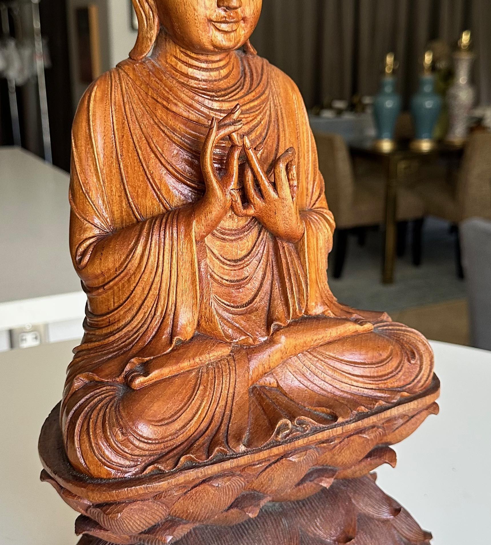 Gautama Buddha sitzend auf Lotus - asiatische Holzschnitzerei Statue im Angebot 5