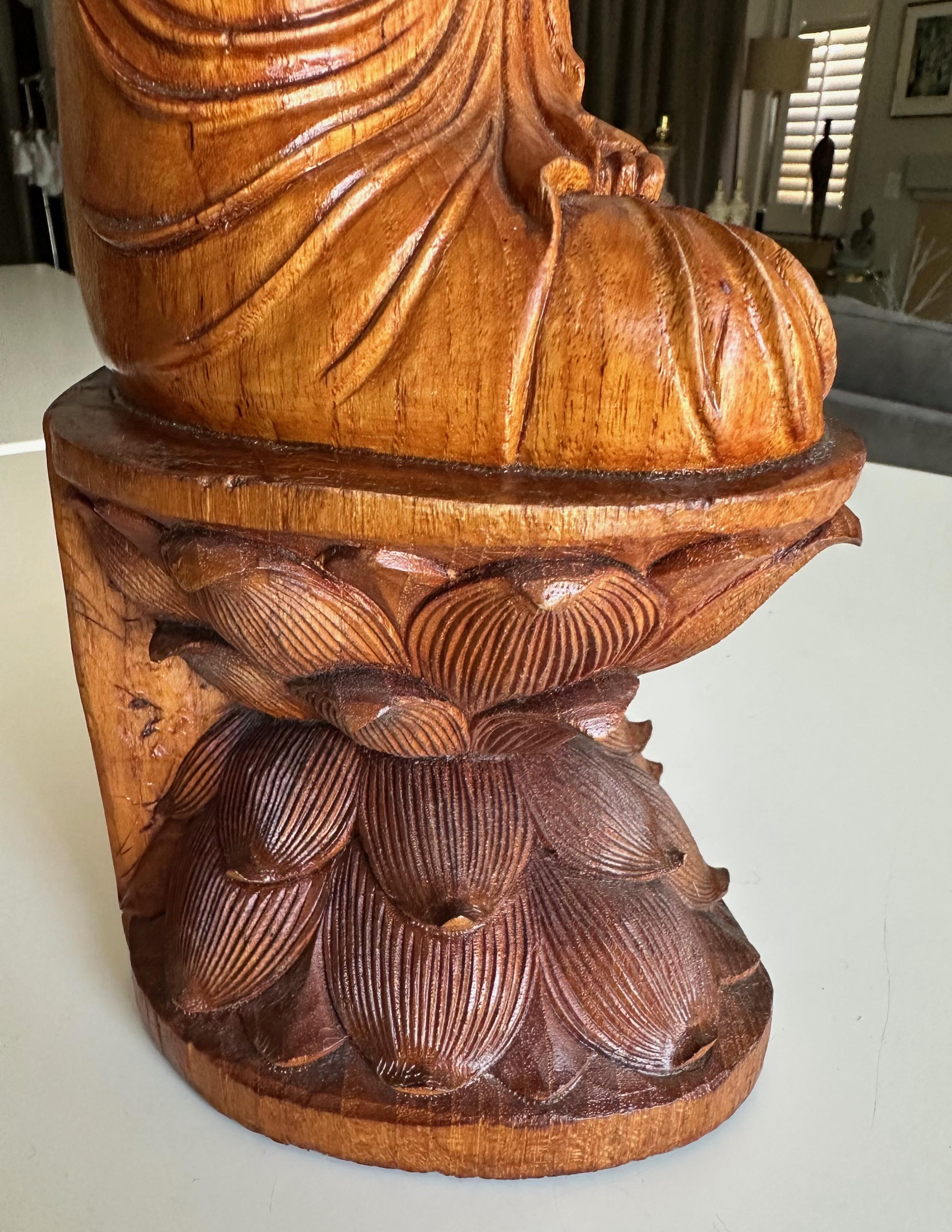 Gautama Buddha sitzend auf Lotus - asiatische Holzschnitzerei Statue im Angebot 9