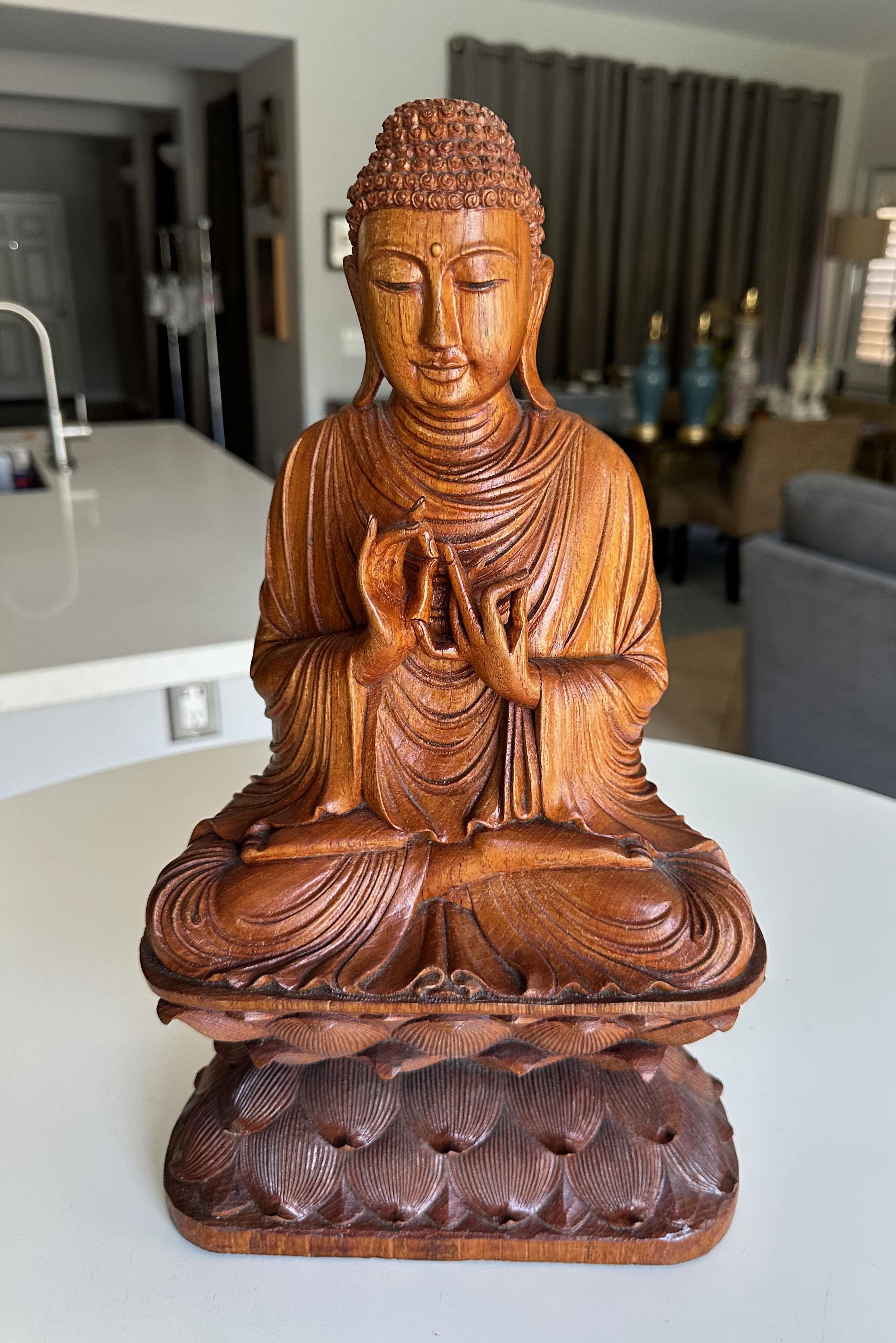 Gautama Buddha sitzend auf Lotus - asiatische Holzschnitzerei Statue im Angebot 11