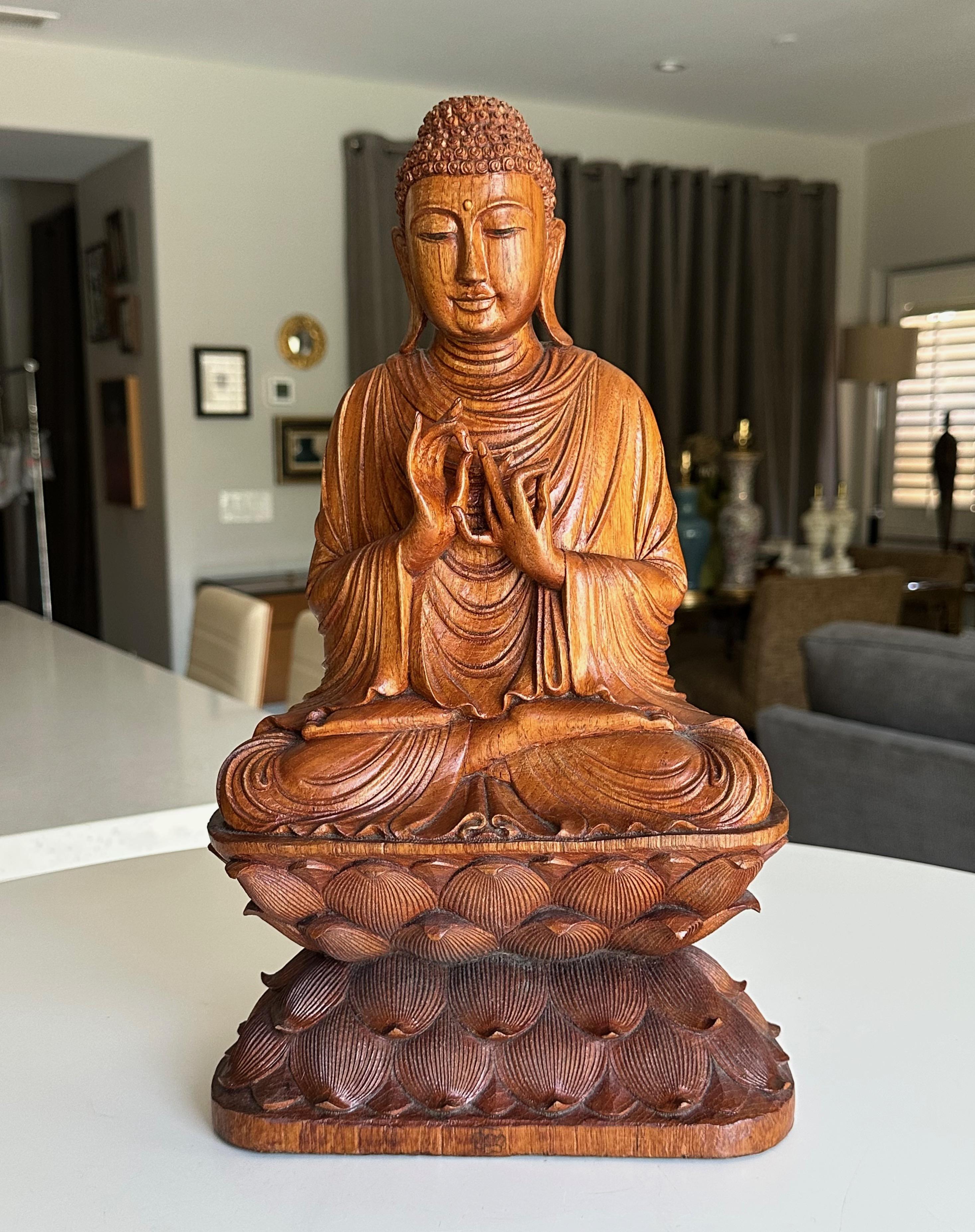 Gut gearbeitete asiatische handgeschnitzte Holzstatue von Gautama Buddha, die auf einem stilisierten Lotussockel ruht. Auch bekannt als Siddhartha Gautama und Lord Buddha. Gautama Buddha wird im Allgemeinen auch als Buddha bezeichnet, was bedeutet,