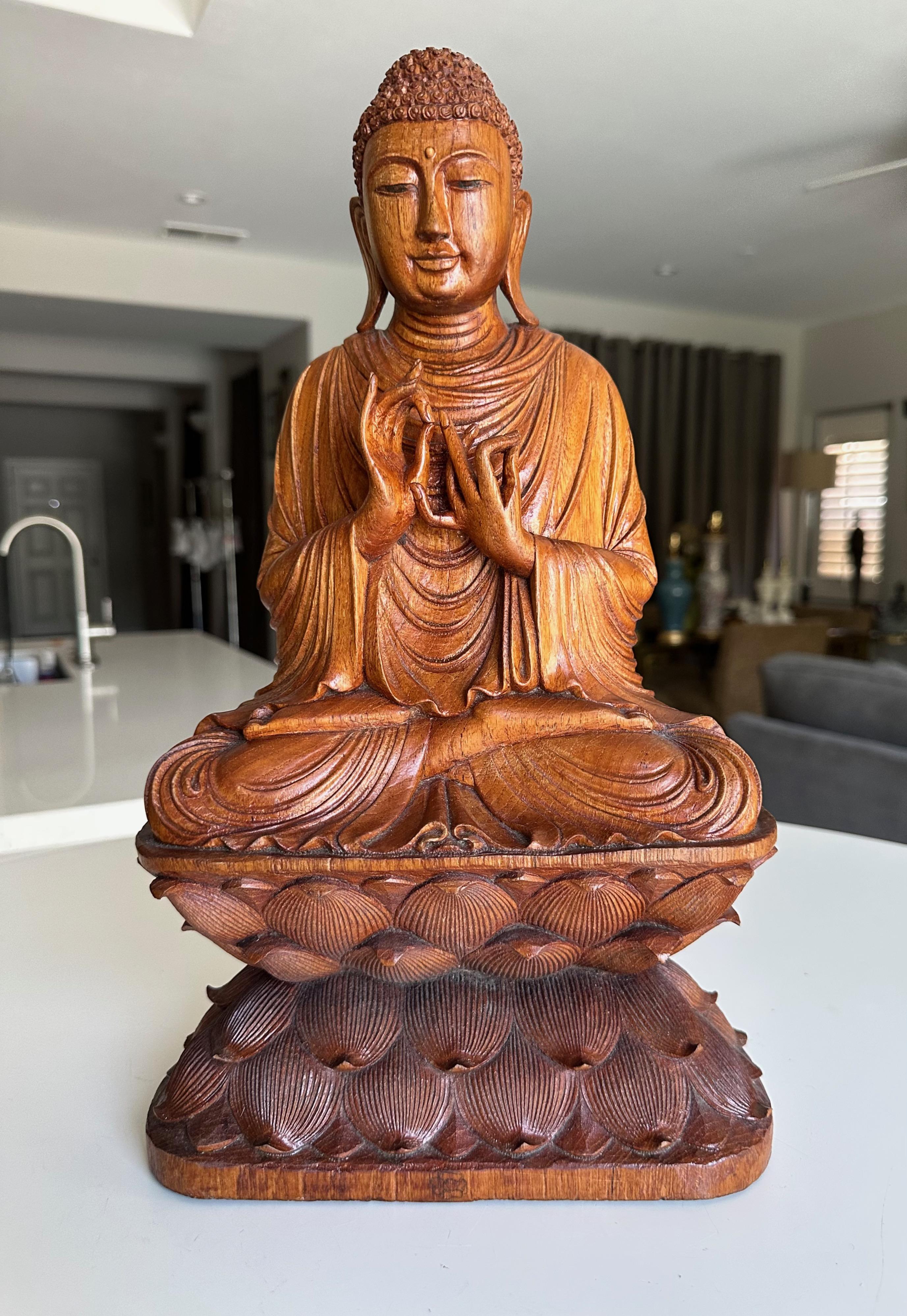 Gautama Buddha sitzend auf Lotus - asiatische Holzschnitzerei Statue im Zustand „Gut“ im Angebot in Palm Springs, CA