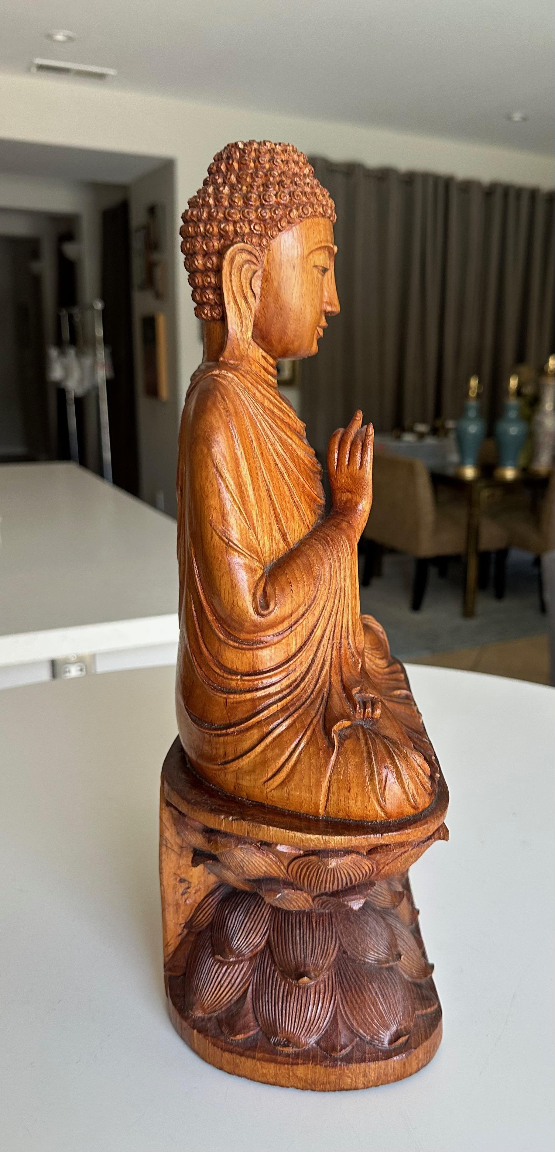 Gautama Buddha sitzend auf Lotus - asiatische Holzschnitzerei Statue (20. Jahrhundert) im Angebot