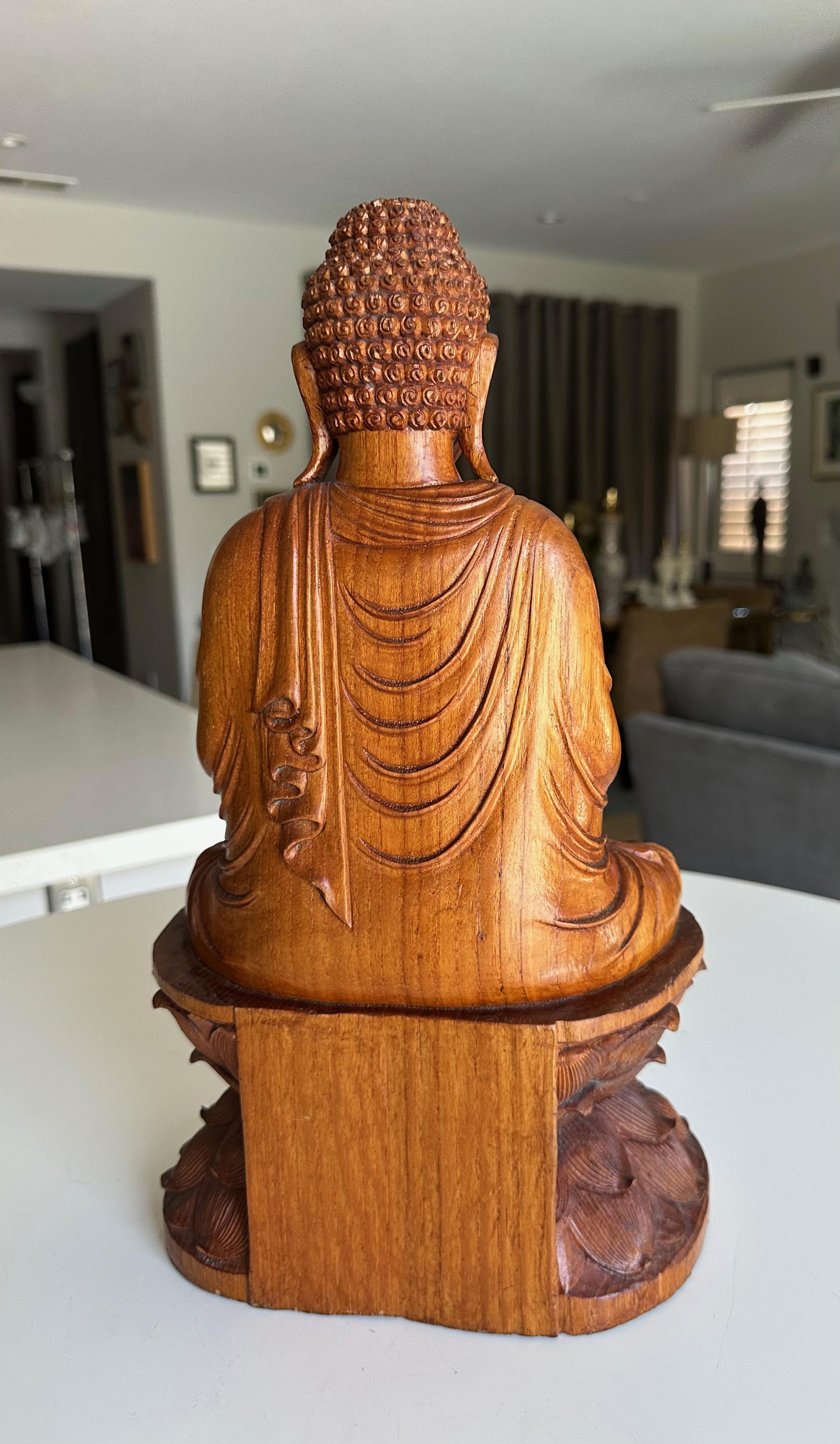 Gautama Buddha sitzend auf Lotus - asiatische Holzschnitzerei Statue im Angebot 1
