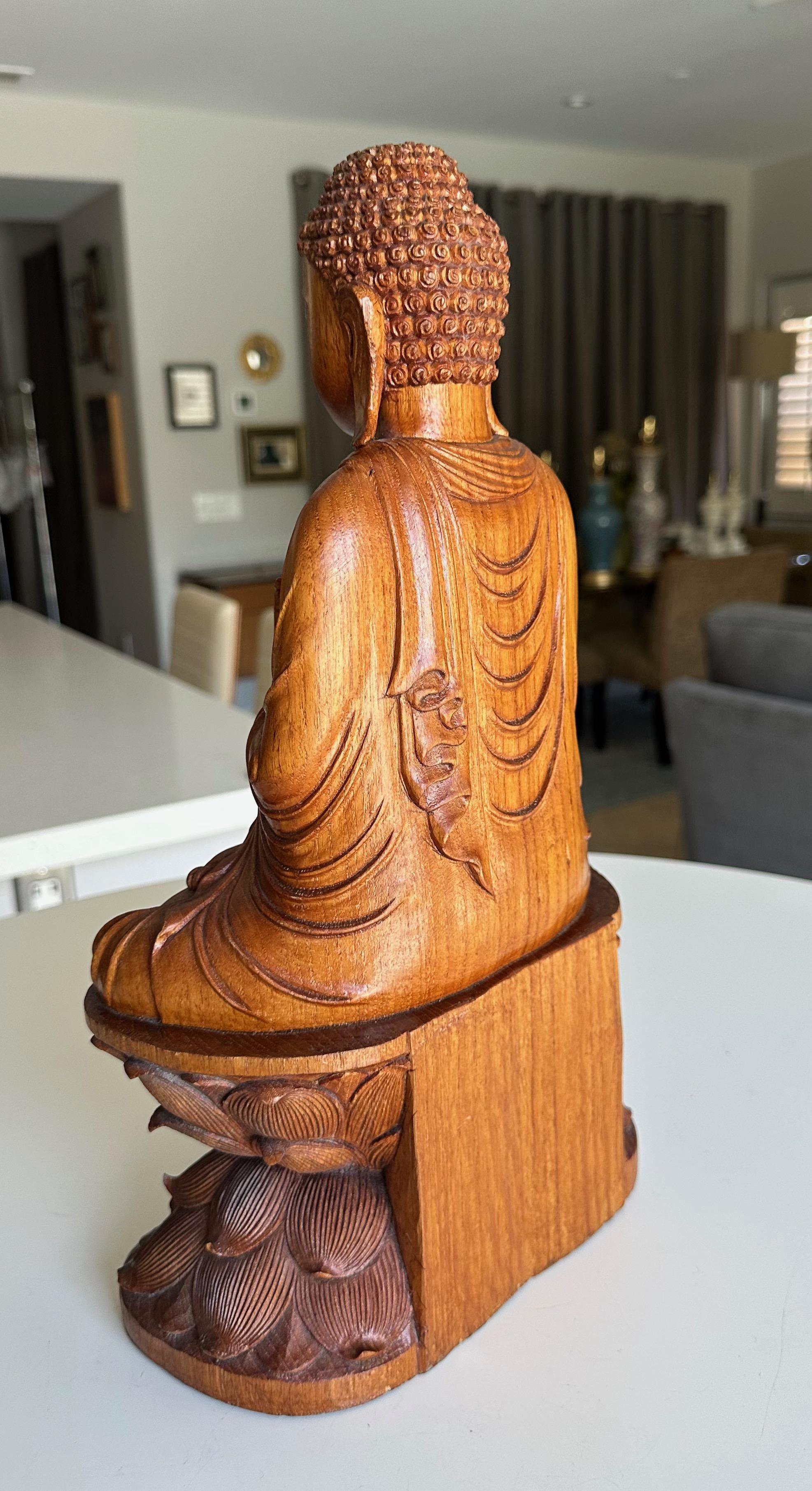 Gautama Buddha sitzend auf Lotus - asiatische Holzschnitzerei Statue im Angebot 2