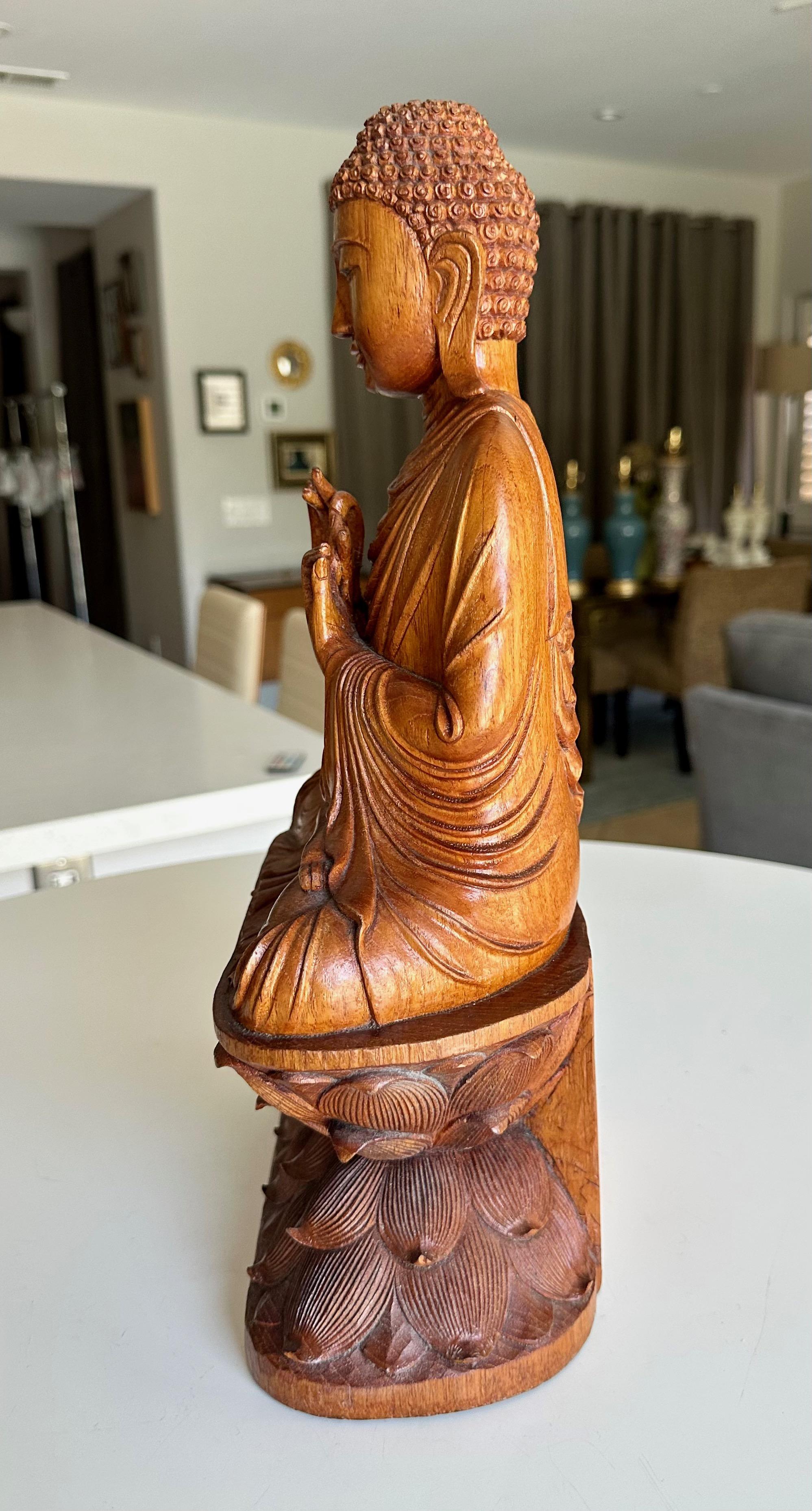 Gautama Buddha sitzend auf Lotus - asiatische Holzschnitzerei Statue im Angebot 3