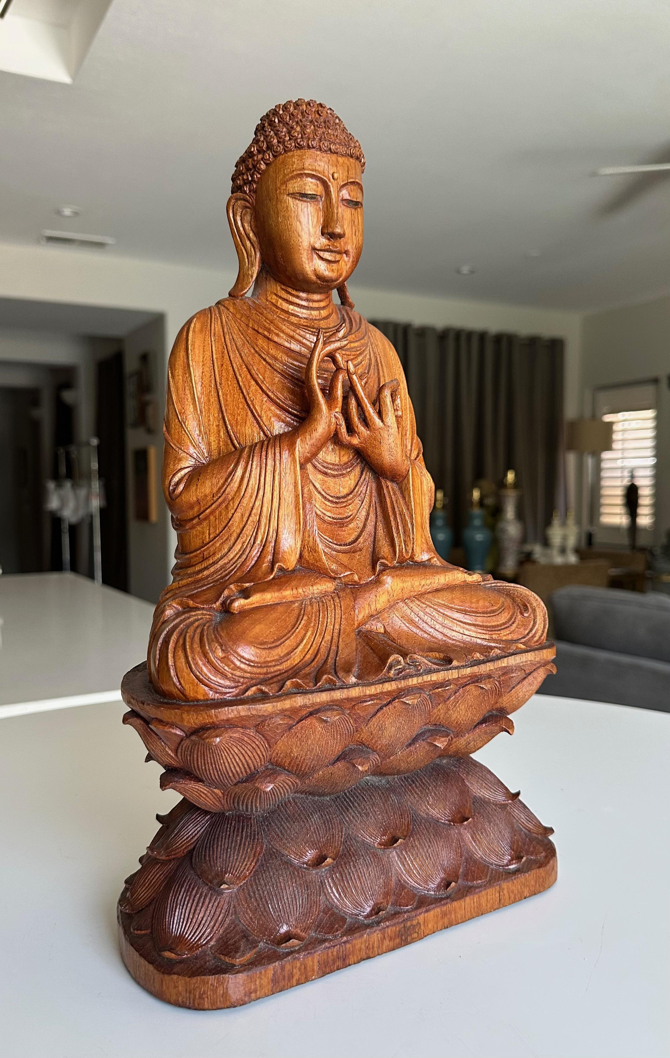 Gautama Buddha sitzend auf Lotus - asiatische Holzschnitzerei Statue im Angebot 4