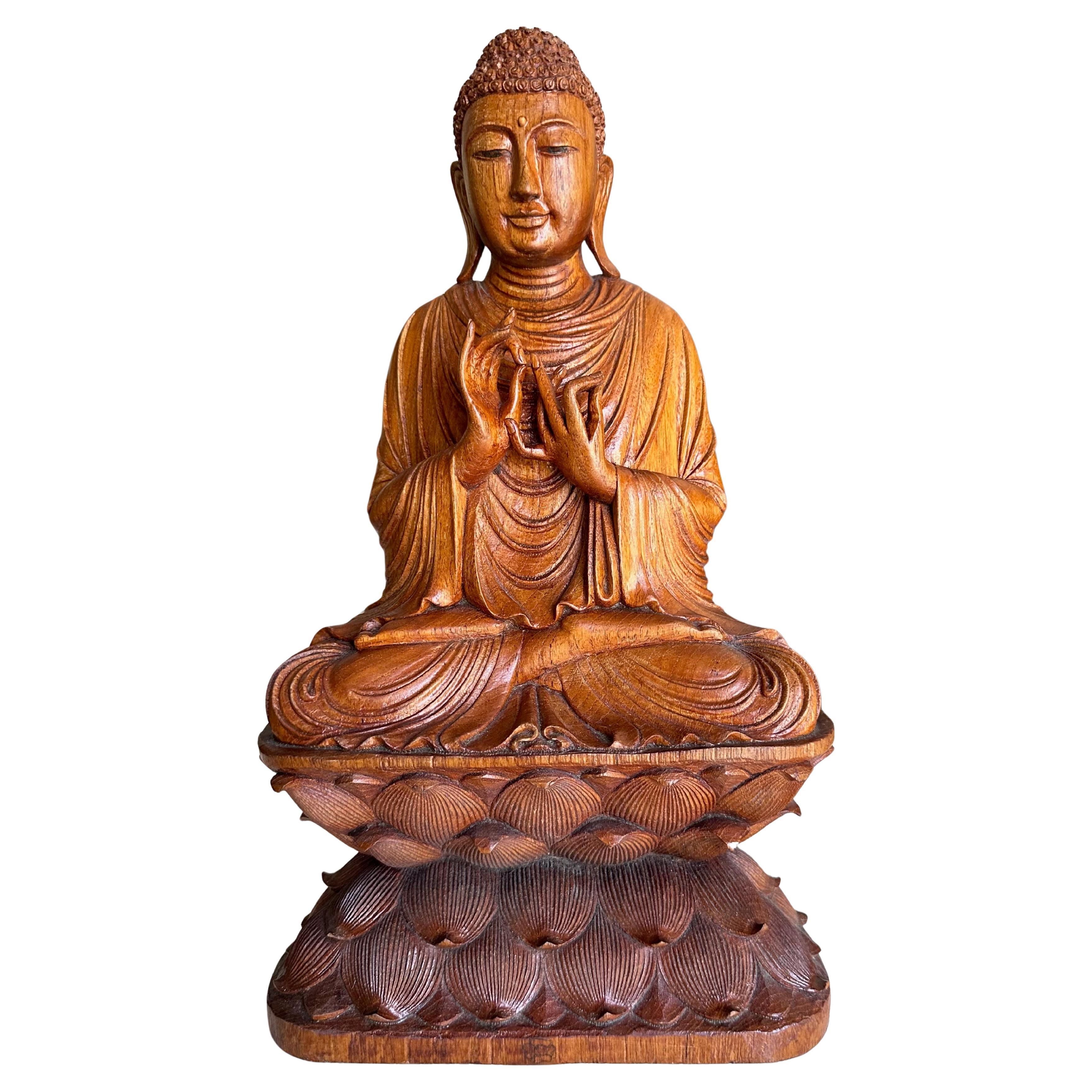 Gautama Buddha sitzend auf Lotus - asiatische Holzschnitzerei Statue im Angebot
