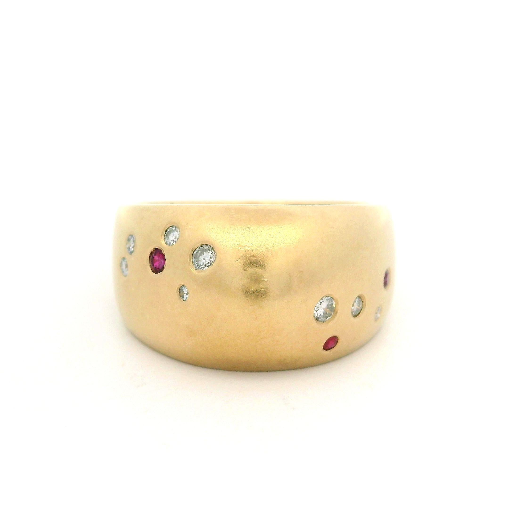 Anillo pesado Gauthier de oro amarillo de 14k con diamante bruñido, rubí y zafiro con cúpula en venta 5