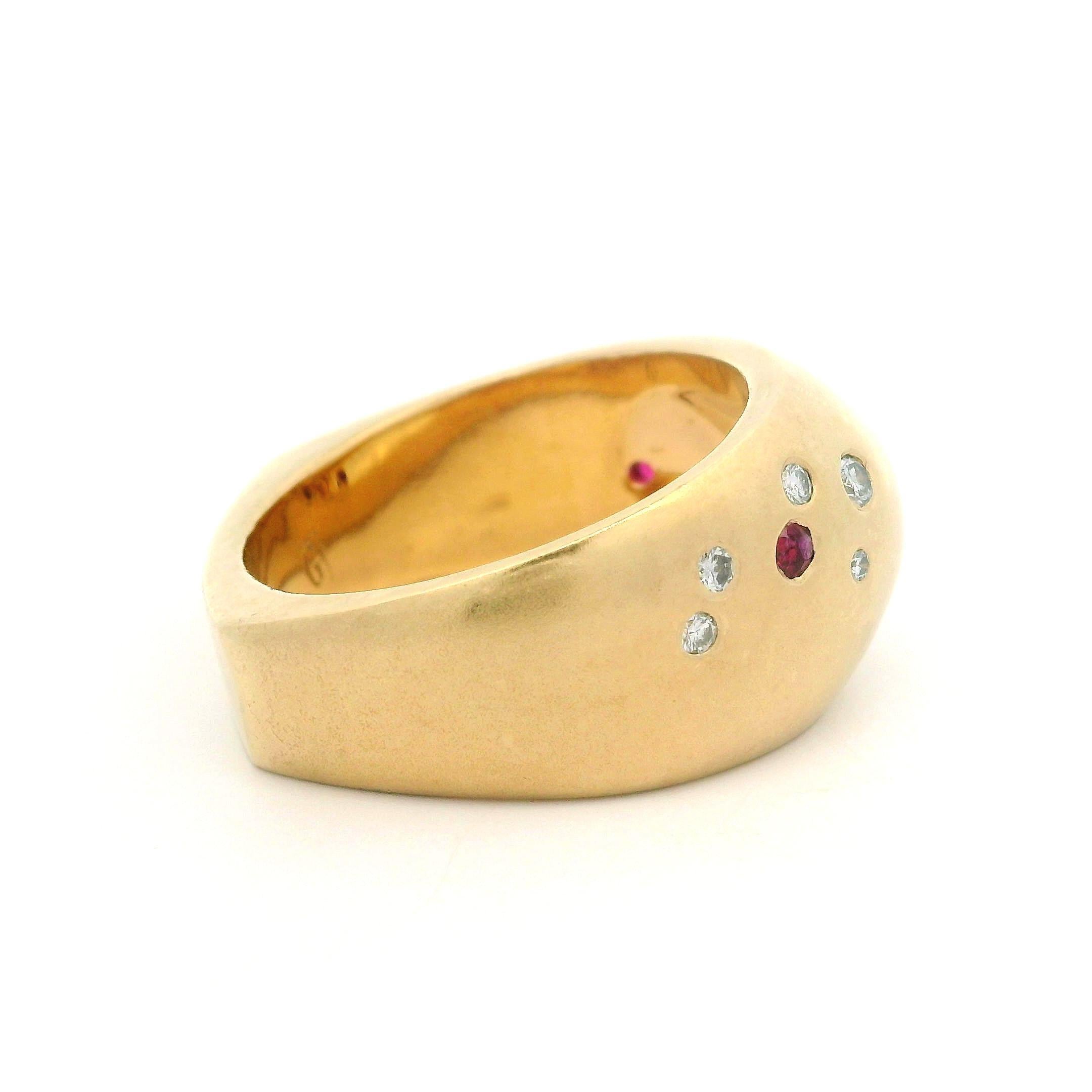 Anillo pesado Gauthier de oro amarillo de 14k con diamante bruñido, rubí y zafiro con cúpula en venta 6