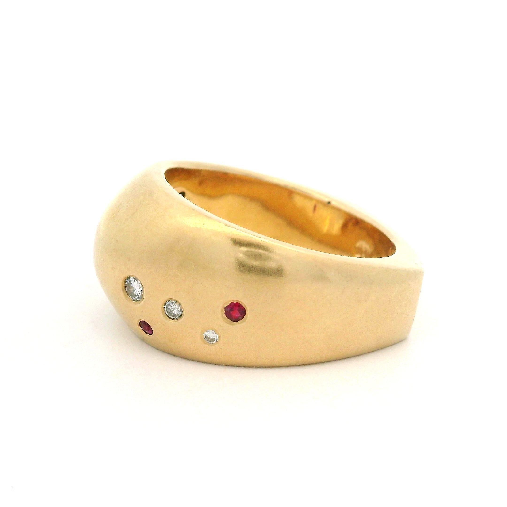 Anillo pesado Gauthier de oro amarillo de 14k con diamante bruñido, rubí y zafiro con cúpula en venta 7